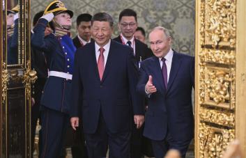 Rusia y Ucrania continúan ataques a pesar de tregua declarada por Moscú; Ucrania ratifica acuerdo