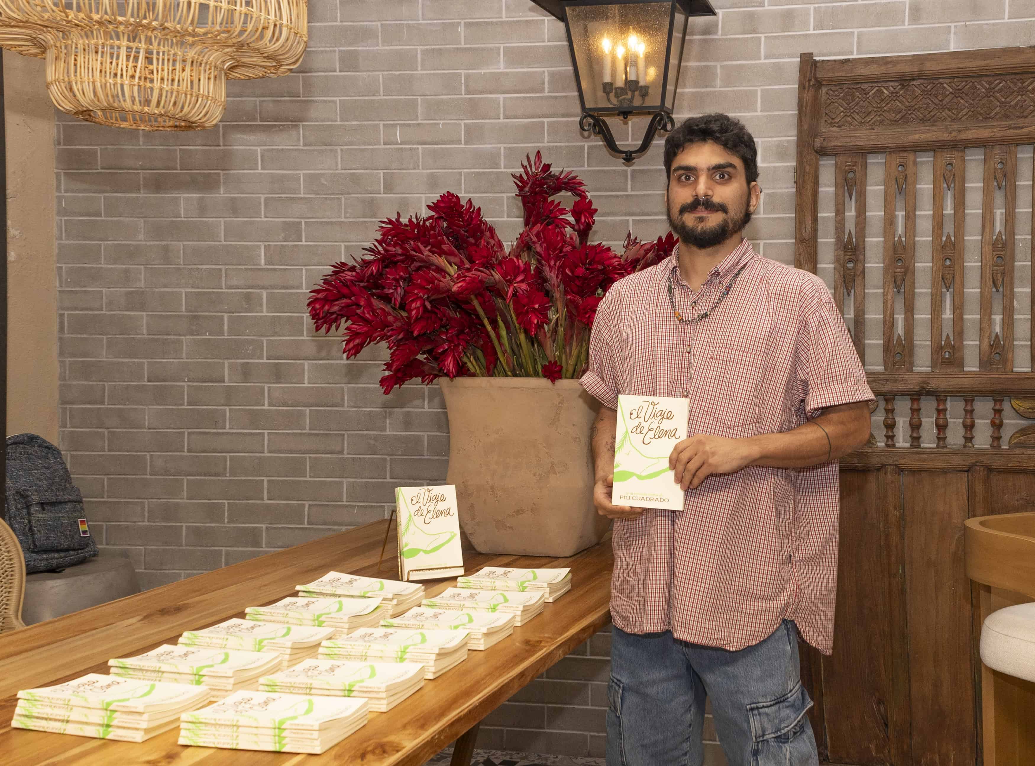 Jaime Álvarez Cuadrado explicó que la obra es un libro Cuadrado, ya que fue completamente realizado por miembros de su familia.
