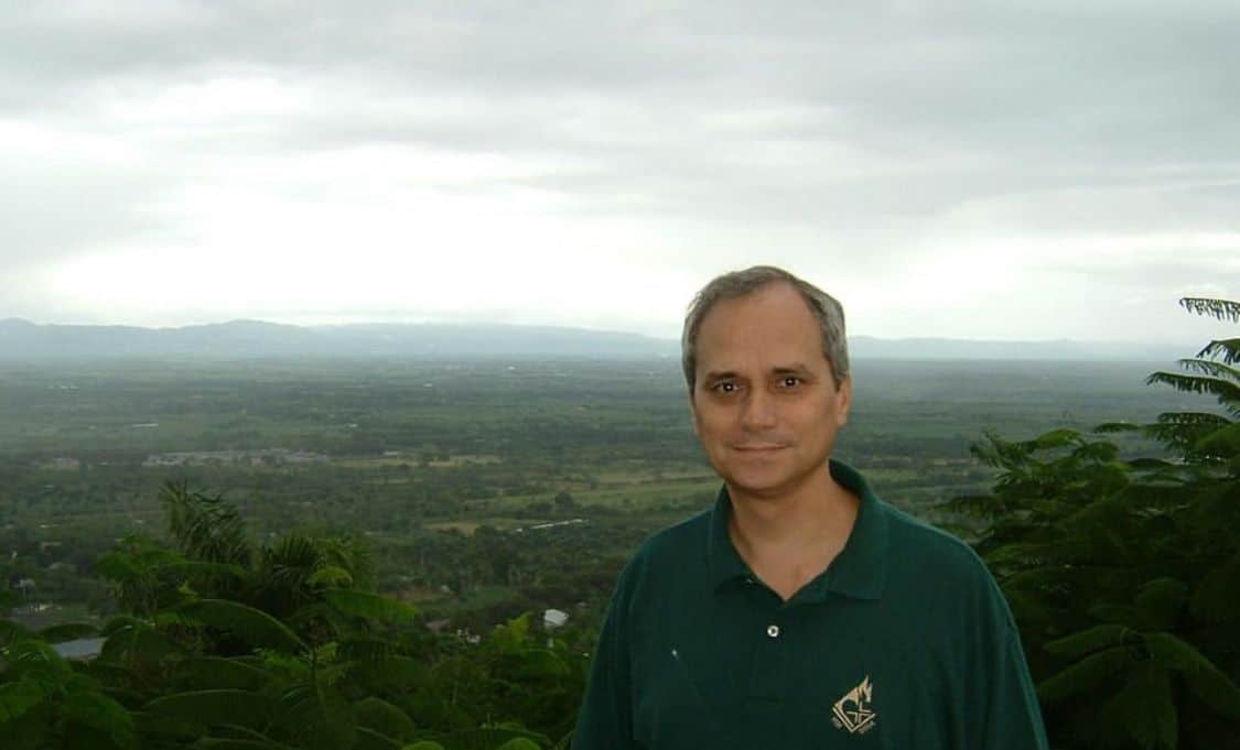 Robert Francis Prevost en una visita al Santo Cerro en La Vega.