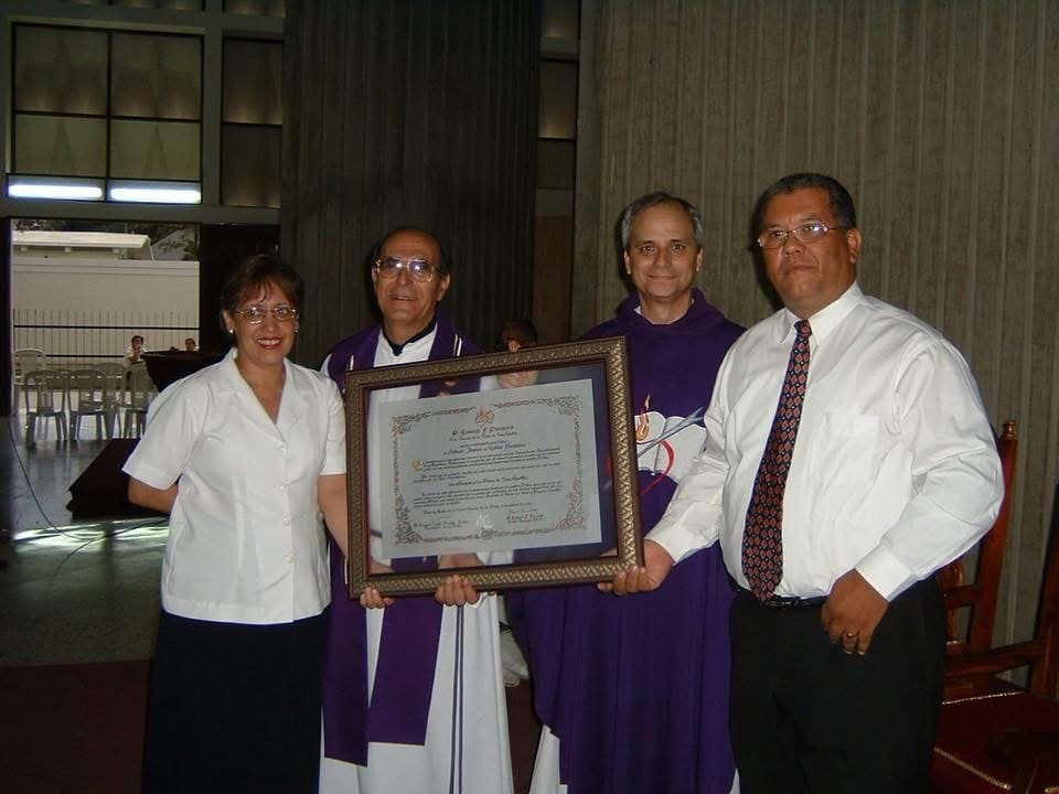 Robert Francis Prevost, el nuevo papa León XIV (segundo de derecha a izquierda) durante la celebración de los 50 años de la congregación de los agustinos en el país. 