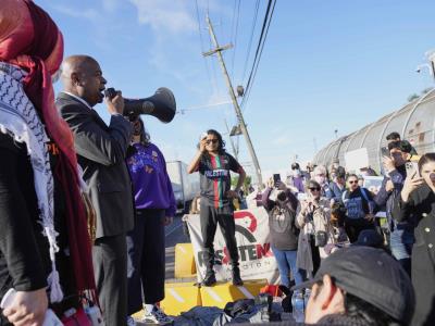 Alcalde de Newark arrestado por protestar en centro de detención