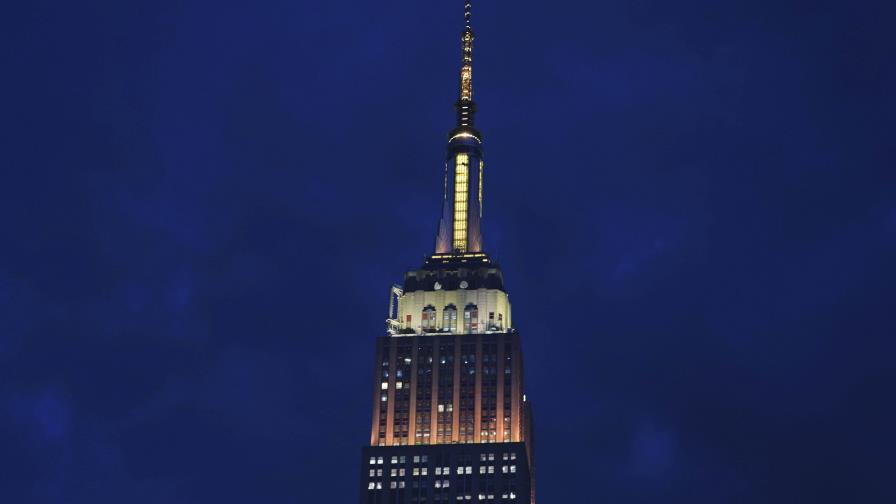 El Empire State Building se ilumina de oro y blanco en honor al Papa León XIV El Empire State Building se ilumina de oro y blanco en honor al Papa León XIV