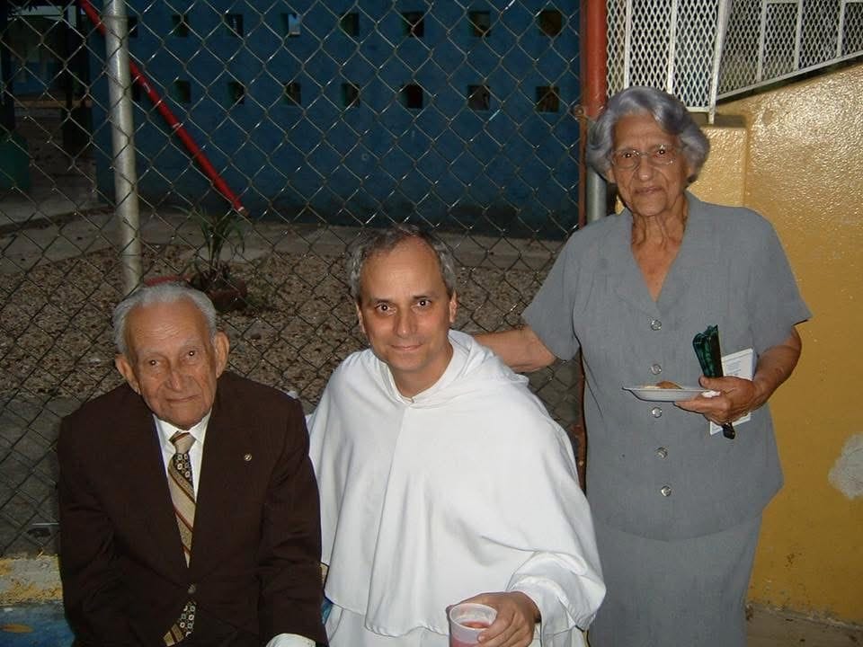 En esta foto, Robert Francis Prevost, con dos feligreses en La Vega.