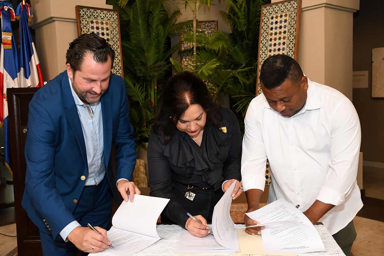 Carlos Arnal V, Fabiola Herrera y William García, realizando firmas para formalizar la alianza "Unidos por la Ciudad Colonial".