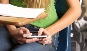 Gobernadora Nueva York defiende nueva ley que prohíbe celulares en escuelas del estado
