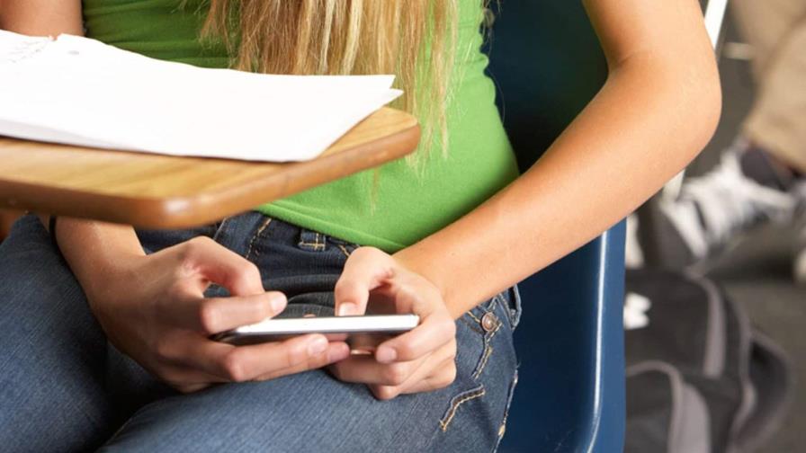 Gobernadora Nueva York defiende nueva ley que prohíbe celulares en escuelas del estado Gobernadora Nueva York defiende nueva ley que prohíbe celulares en escuelas del estado