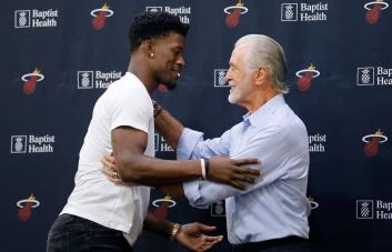 Pat Riley habla: Sobre Jimmy Butler, el futuro de los Heat y cómo ve los 80 como los nuevos 60