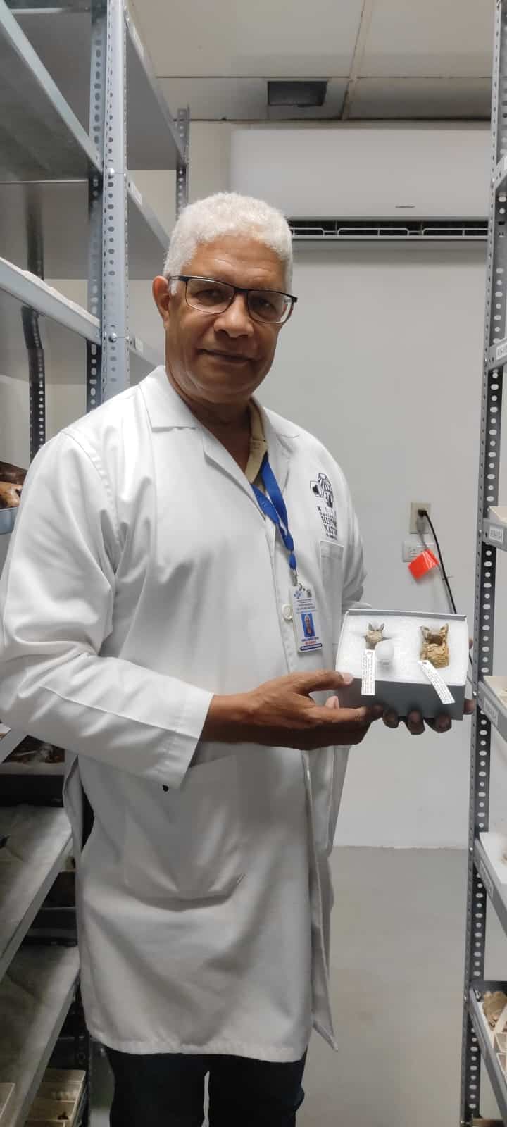 Juan Almonte, curador de la colección paleontológica del Museo Nacional de Historia Natural. 