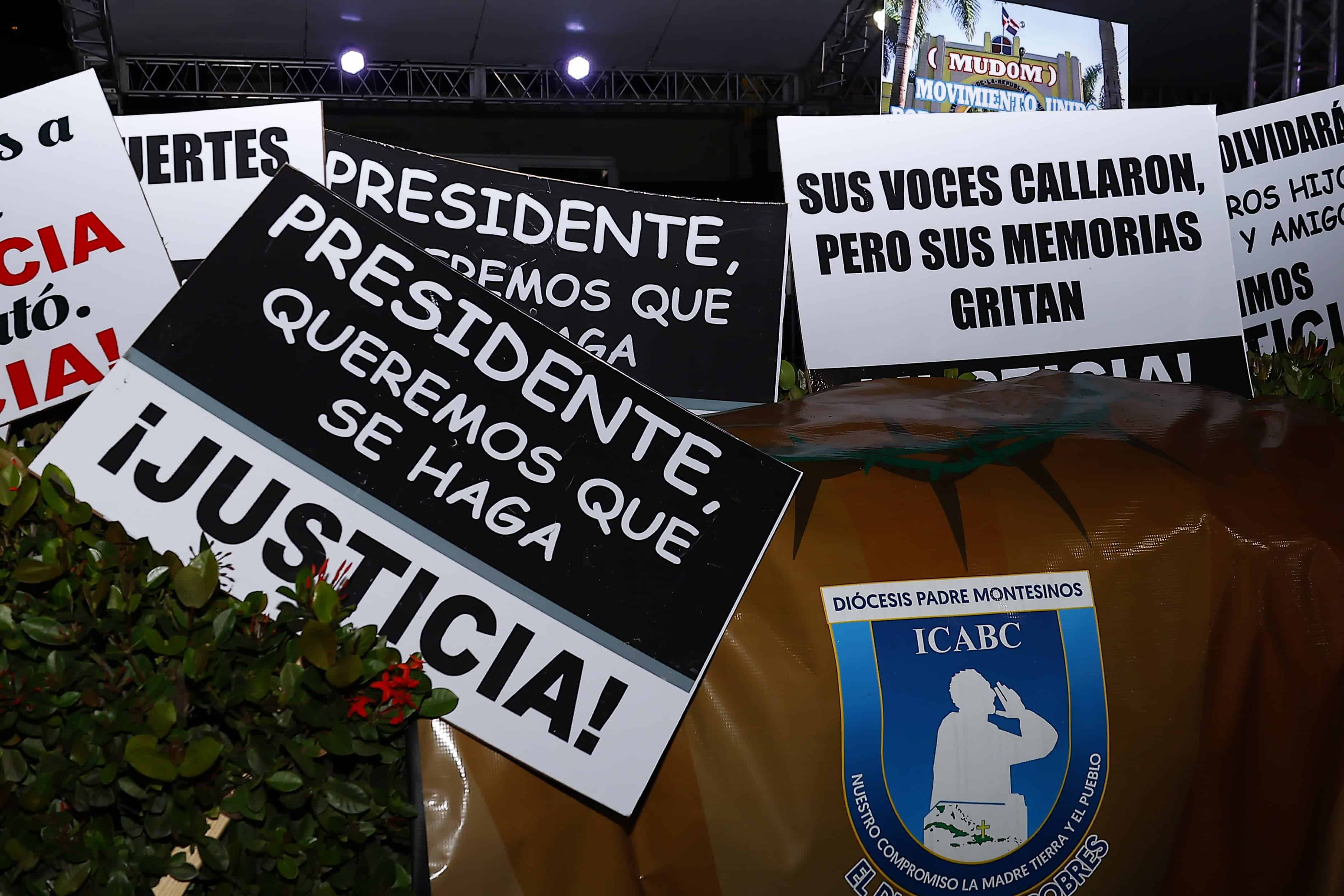 Letreros con mensajes que exigen justicia por las víctimas.