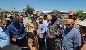 Autoridades haitianas entregan arma de fuego robada a las autoridades dominicanas
