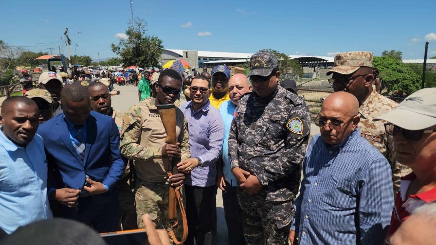 Autoridades haitianas entregan arma de fuego robada a las autoridades dominicanas Autoridades haitianas entregan arma de fuego robada a las autoridades dominicanas