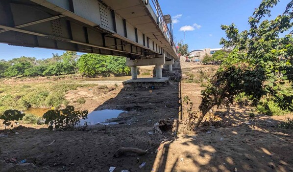Alcalde de Dajab&oacute;n advierte posible tragedia por deterioro de puente fronterizo