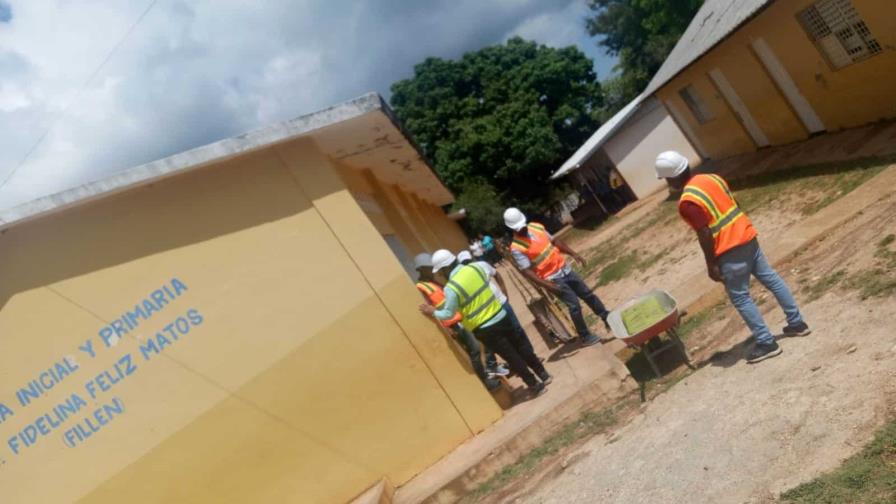 Ministerio de Educación interviene escuela de Barahona a la que se le desprendió empañete del techo Ministerio de Educación interviene escuela de Barahona a la que se le desprendió empañete del techo