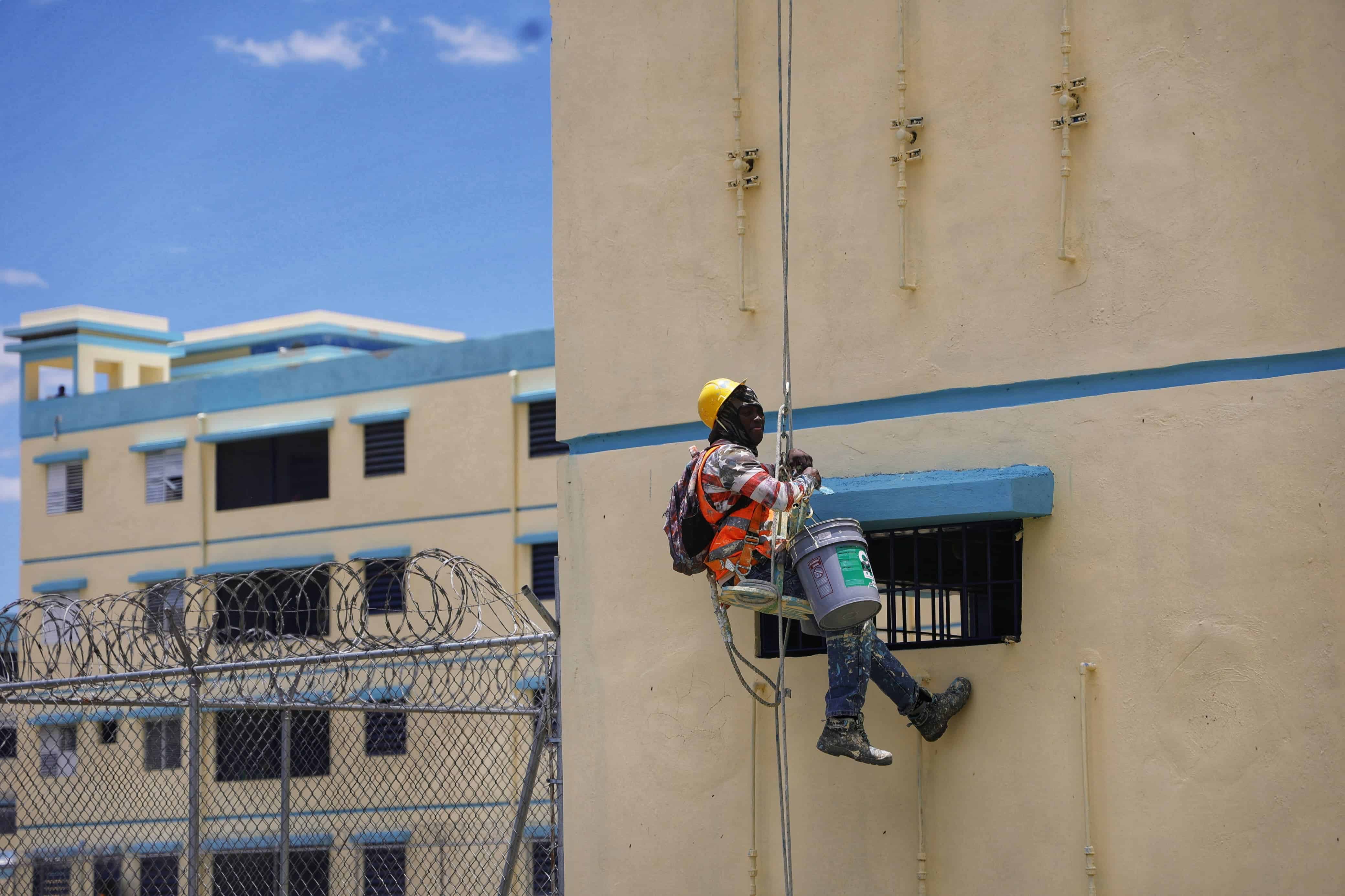 <font style=vertical-align: inherit;><font style=vertical-align: inherit;>Obrero trabaja en edificio de la cárcel Las Parras.</font></font>