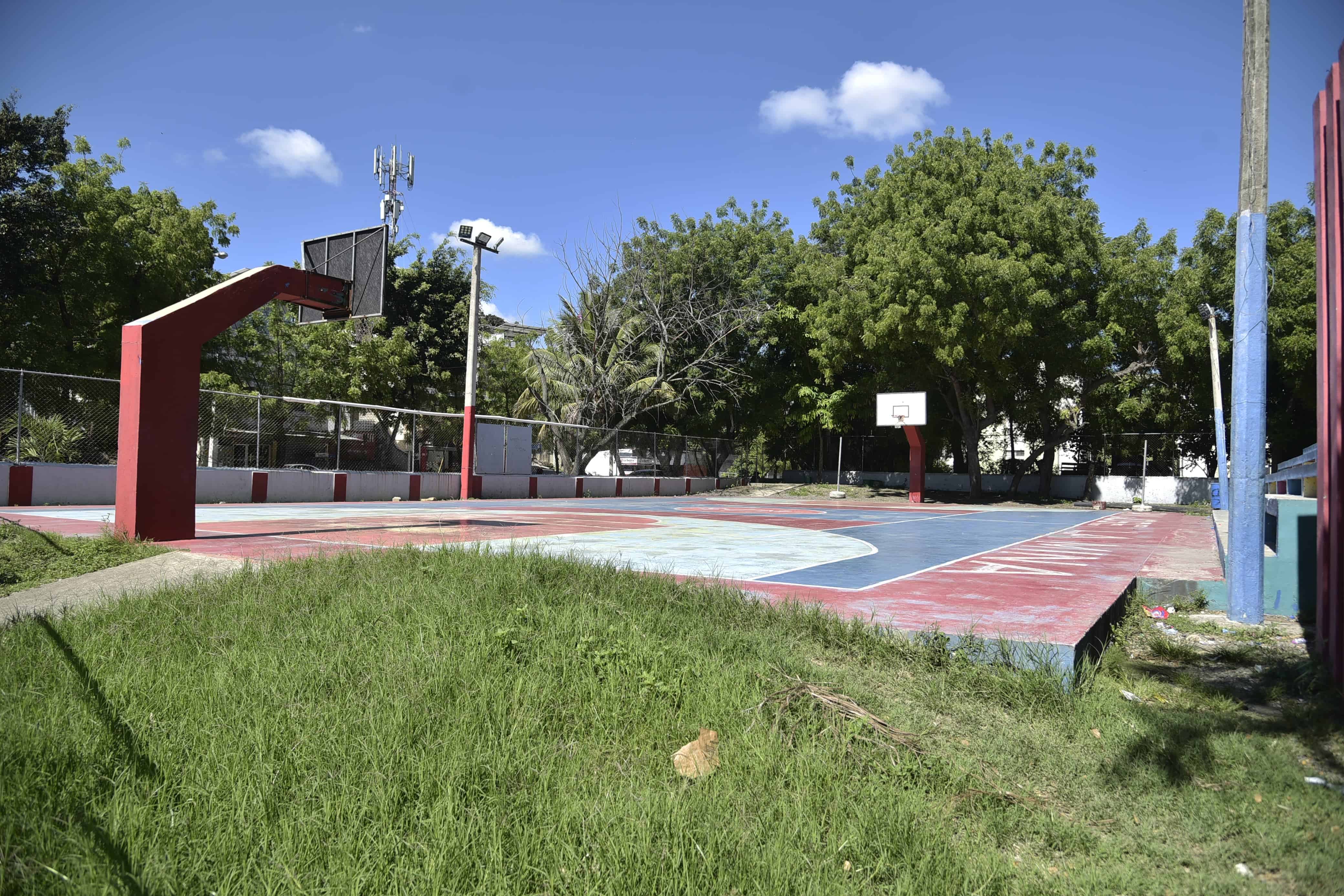 Cancha de Basquetbol en el barrio San José La Mina, al sur de Santiago.