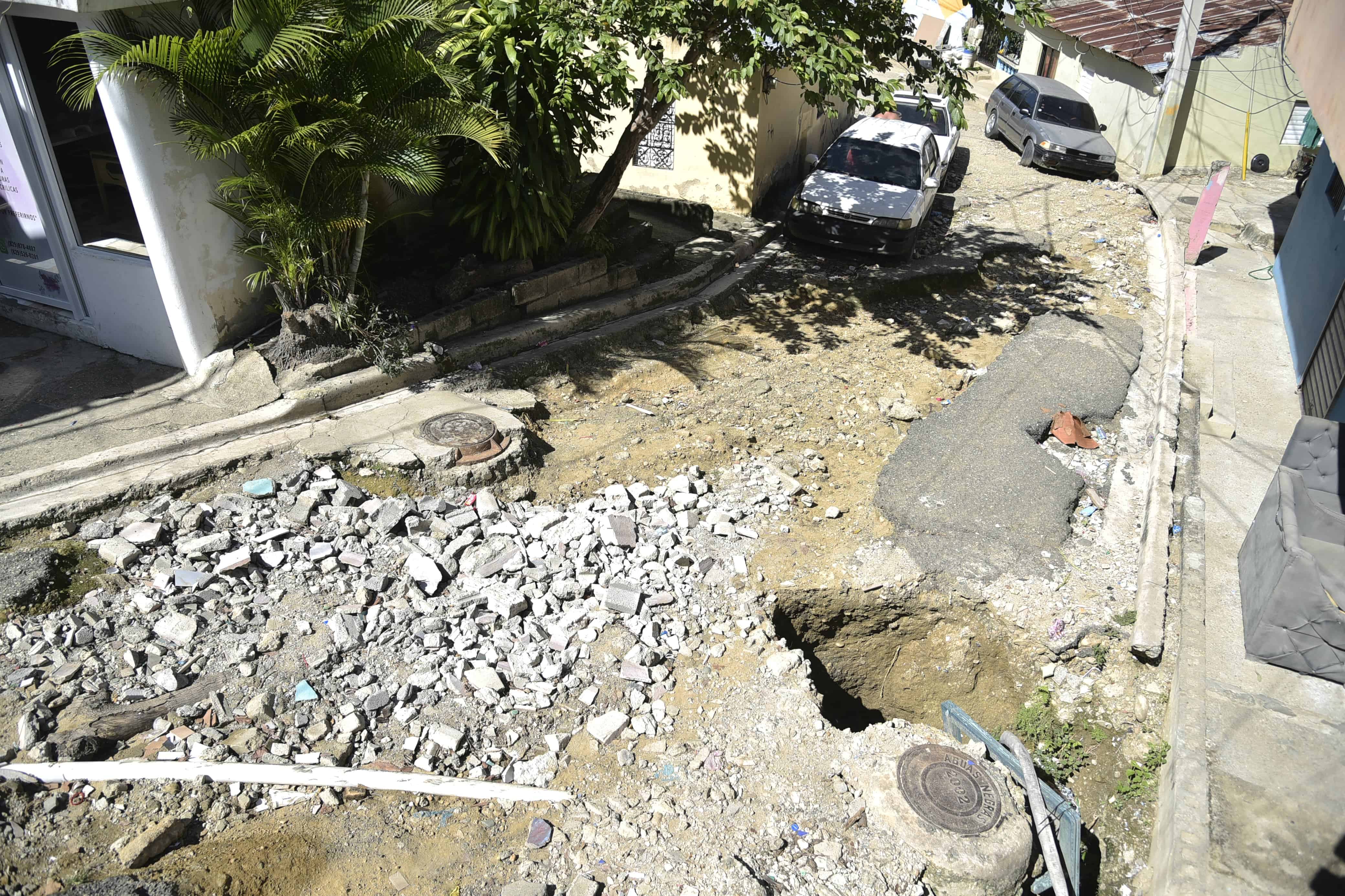 Los residentes en el barrio San José La Mina, denuncian el abandono de las autoridades, reflejado en calles sin asfaltar y con hoyos que dificultan el tránsito y afectan la calidad de vida.