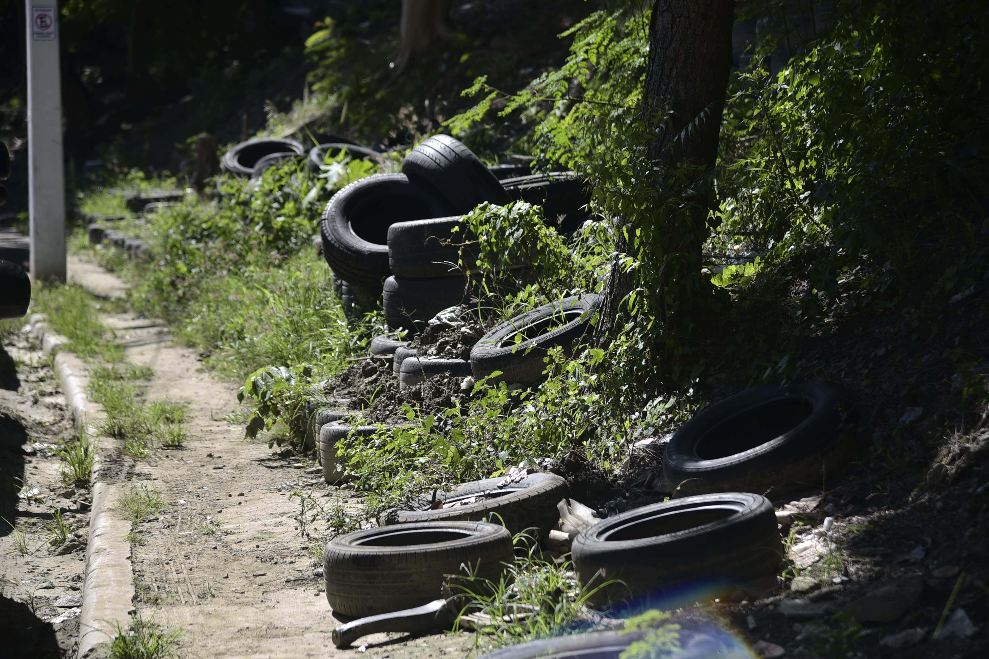 Neumáticos abandonados en las aceras del barrio San José La Mina, al sur de Santiago, que de acuerdo con los comunitarios reflejan la falta de mantenimiento y el deterioro del entorno urbano.