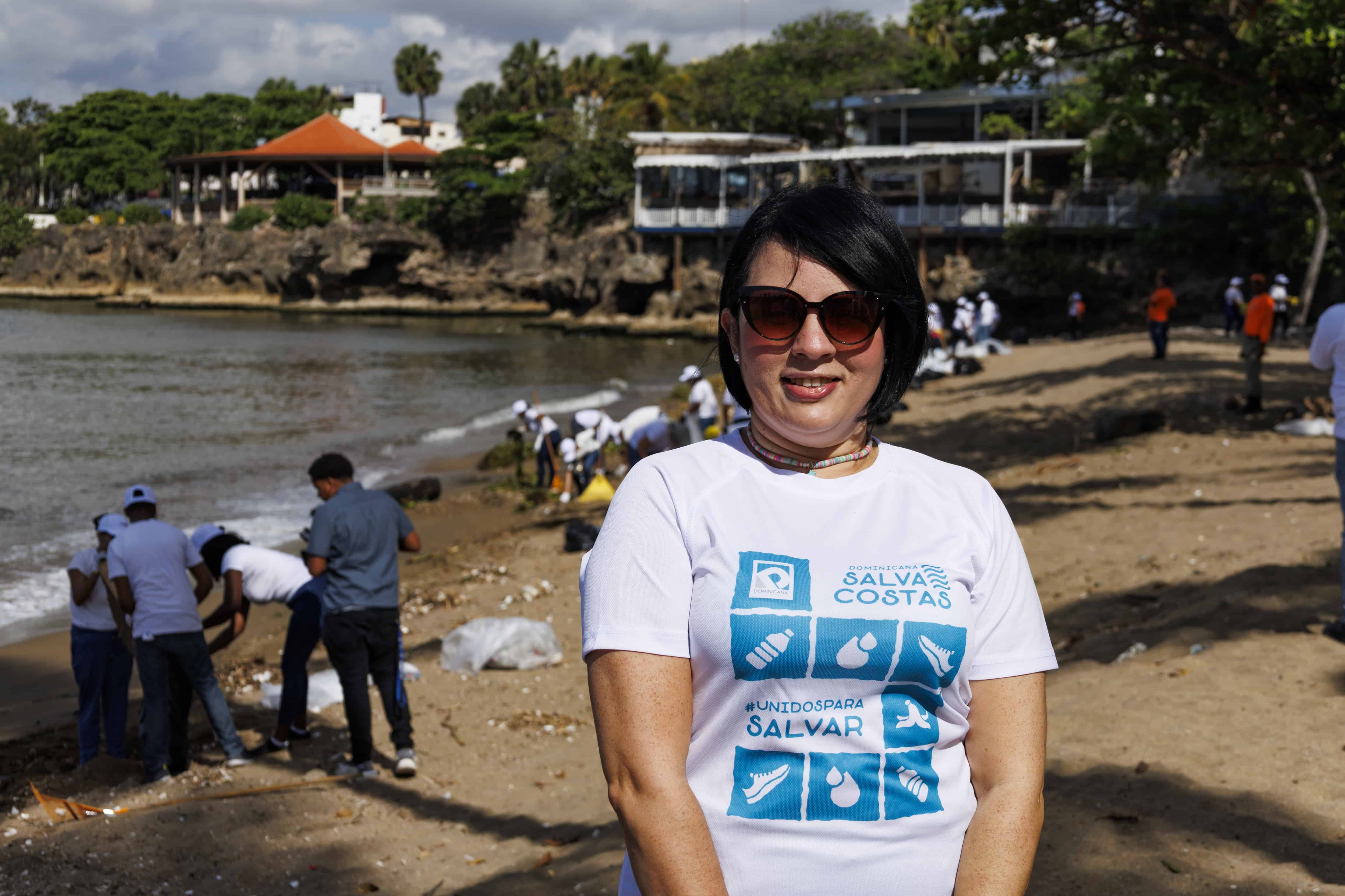 Audry Volquez, gerente comercial de Dominicana de Seguros, durante  la jornada de  limpieza  en  la playa Montesinos. 