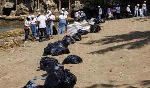 Voluntarios se unen en jornada de limpieza en playa Montesinos