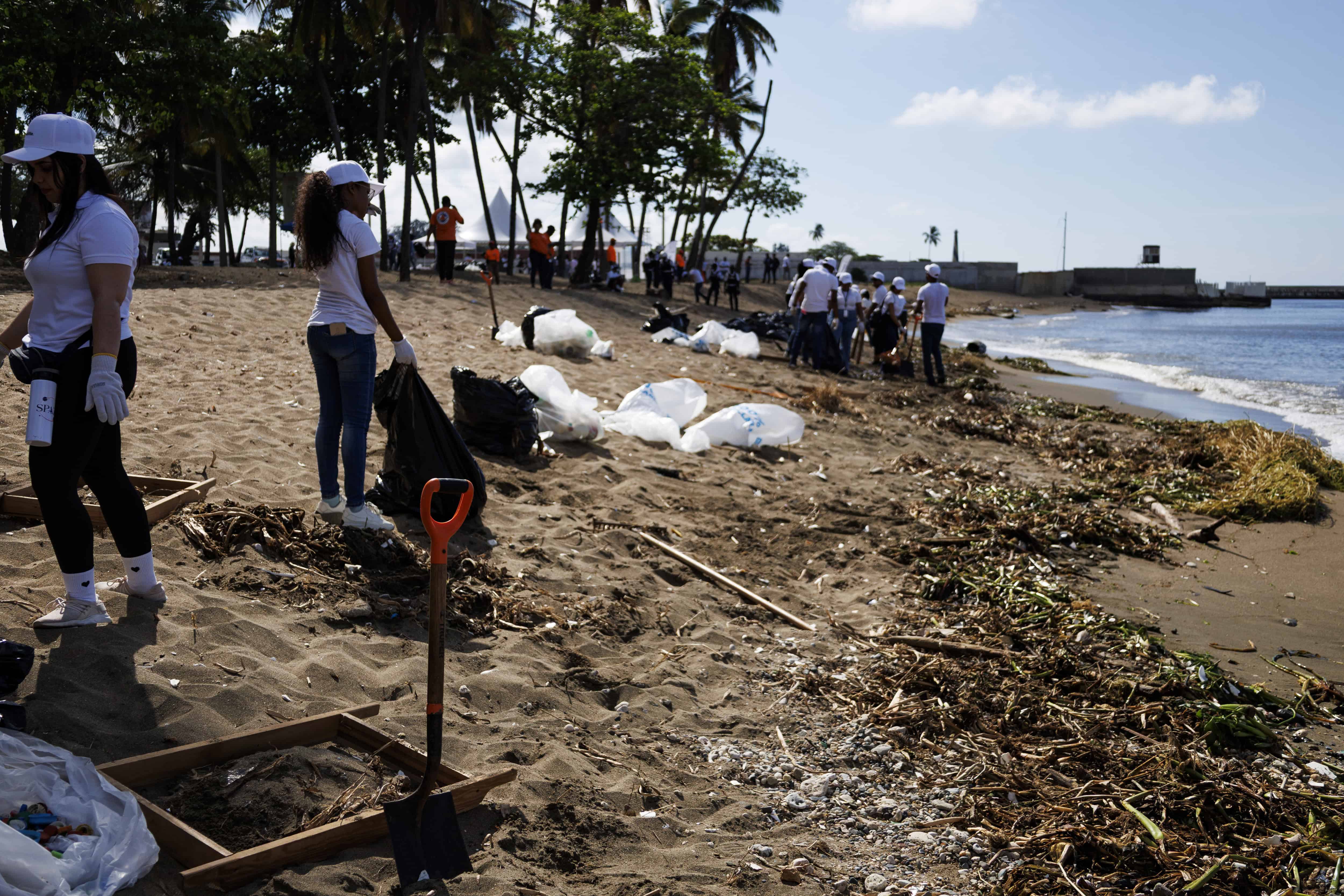 Voluntarios y colaboradores durante la jornada de limpieza en la Playa Montesinos en el Distrito Nacional. 