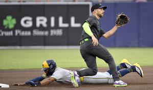 Walls recibe base por bolas con bases llenas en la 8ª y Rays superan 4-3 a Cerveceros