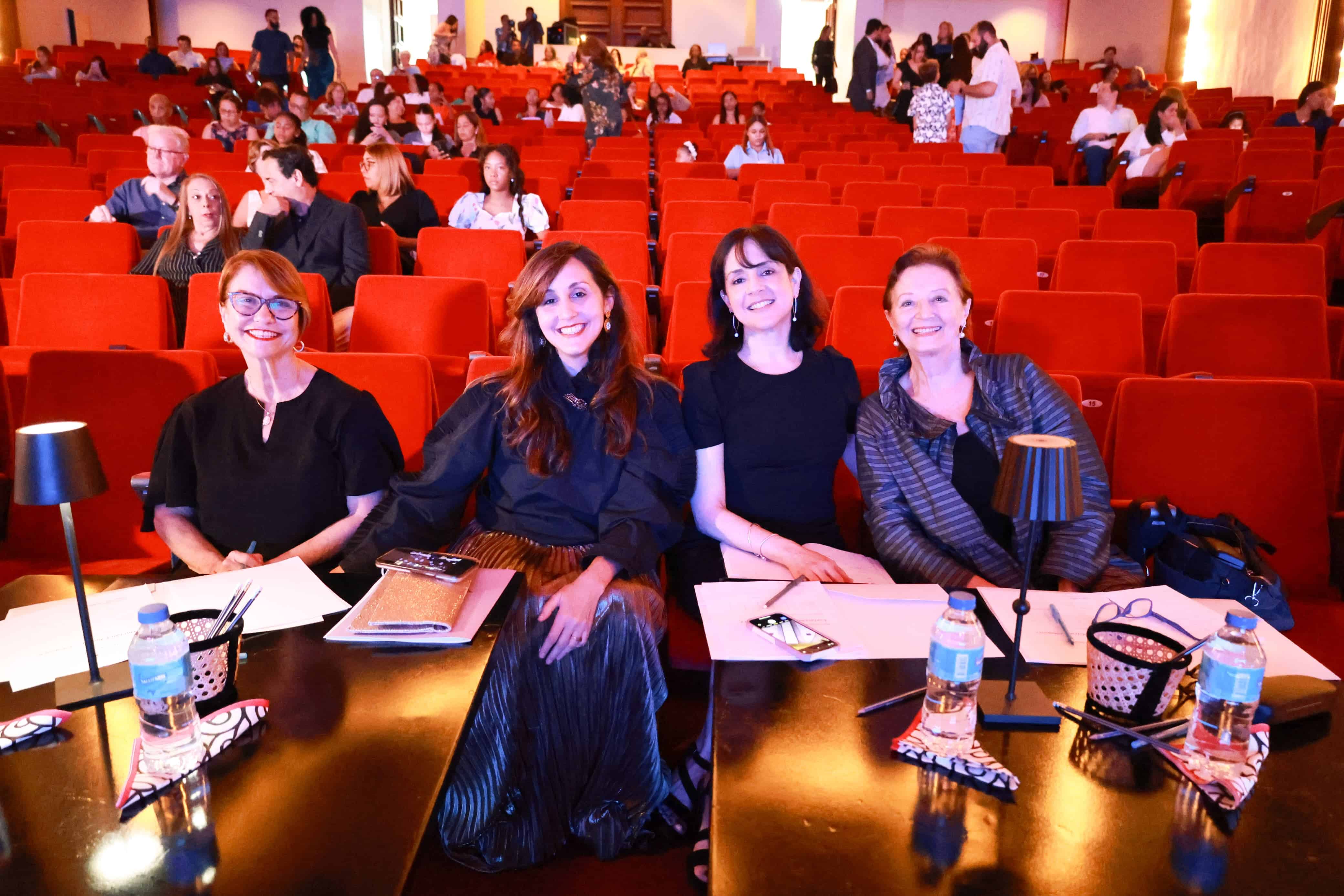 De derecha a izquierda:  Claudia Zaccari, directora del Opus Ballet;  Blanca Huertas Agnew, profesora de Danza en Drexel University; Stephanie Bauger, directora del Ballet Nacional Dominicano y  Marinella Sallent, directora General de Bellas Artes en la quinta edición de los Premios Eladia de Cuello, este viernes 9 de mayo de 2025.<br>