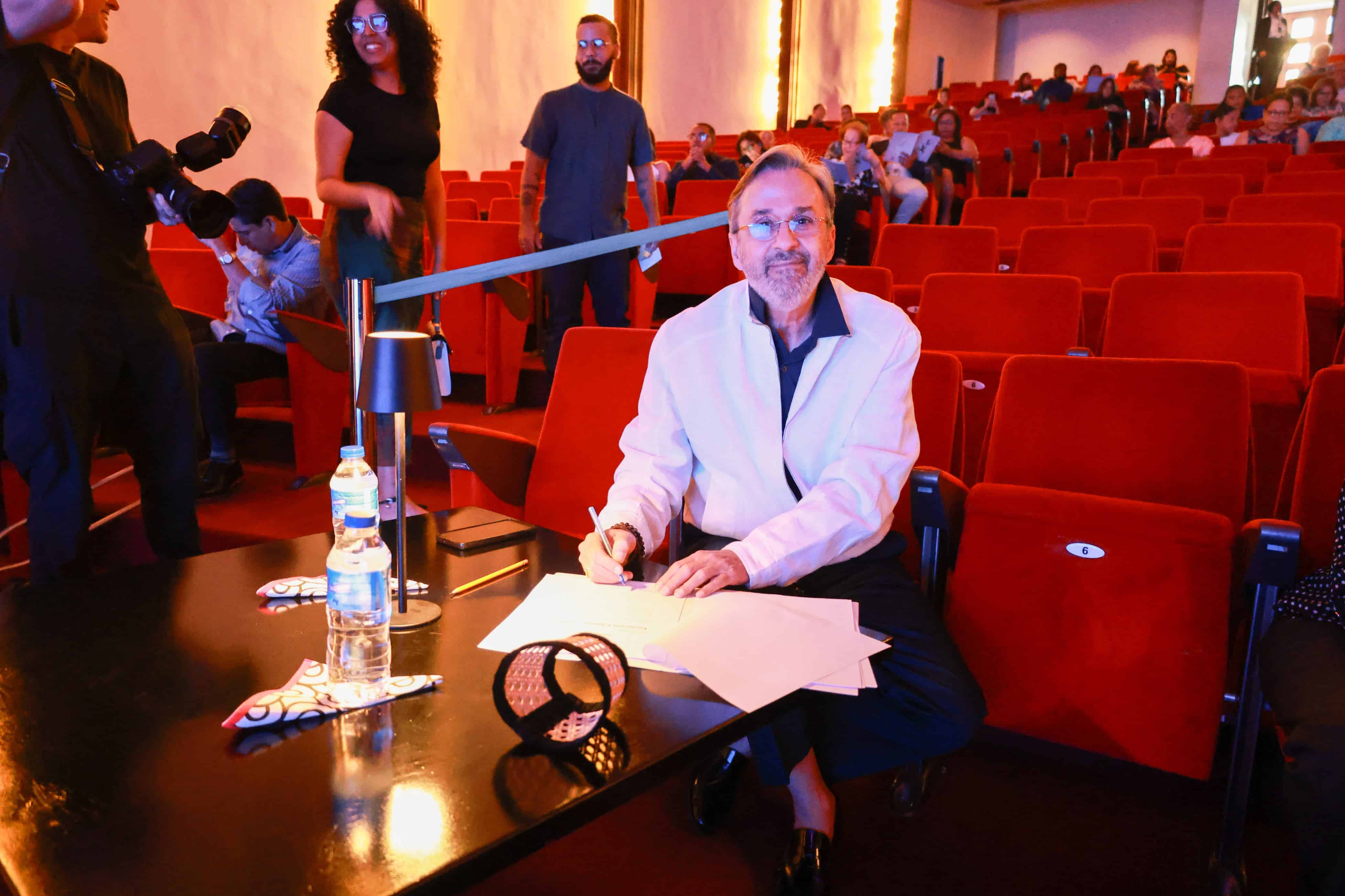 Guillermo Cordero, director artístico y coreógrafo dominicano en la quinta edición de los Premios Eladia de Cuello, este viernes 9 de mayo de 2025.<br>
