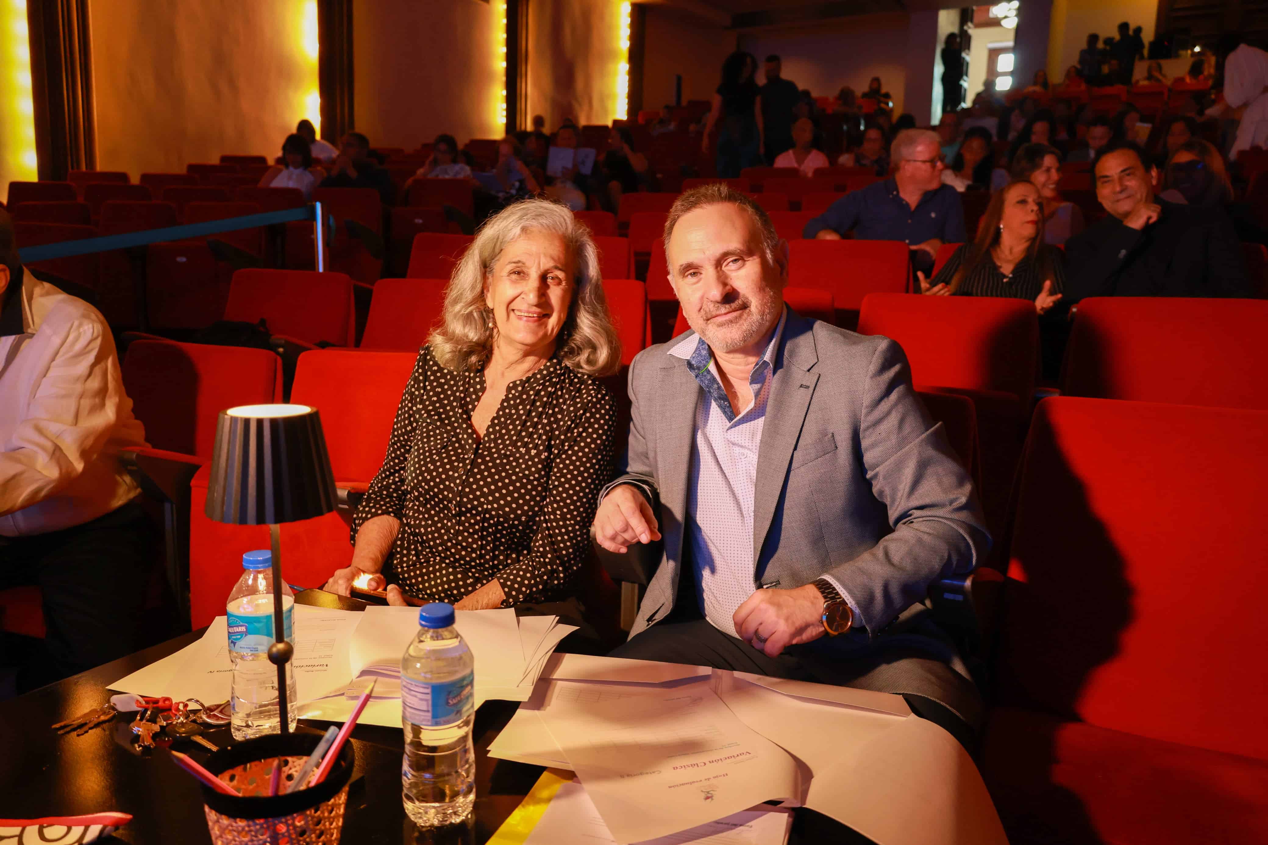 Miriam Bello, Gloria Nacional de la Danza y Carlos Veitía, director General y Artístico del Teatro Nacional Eduardo Brito en la quinta edición de los Premios Eladia de Cuello, este viernes 9 de mayo de 2025.<br>