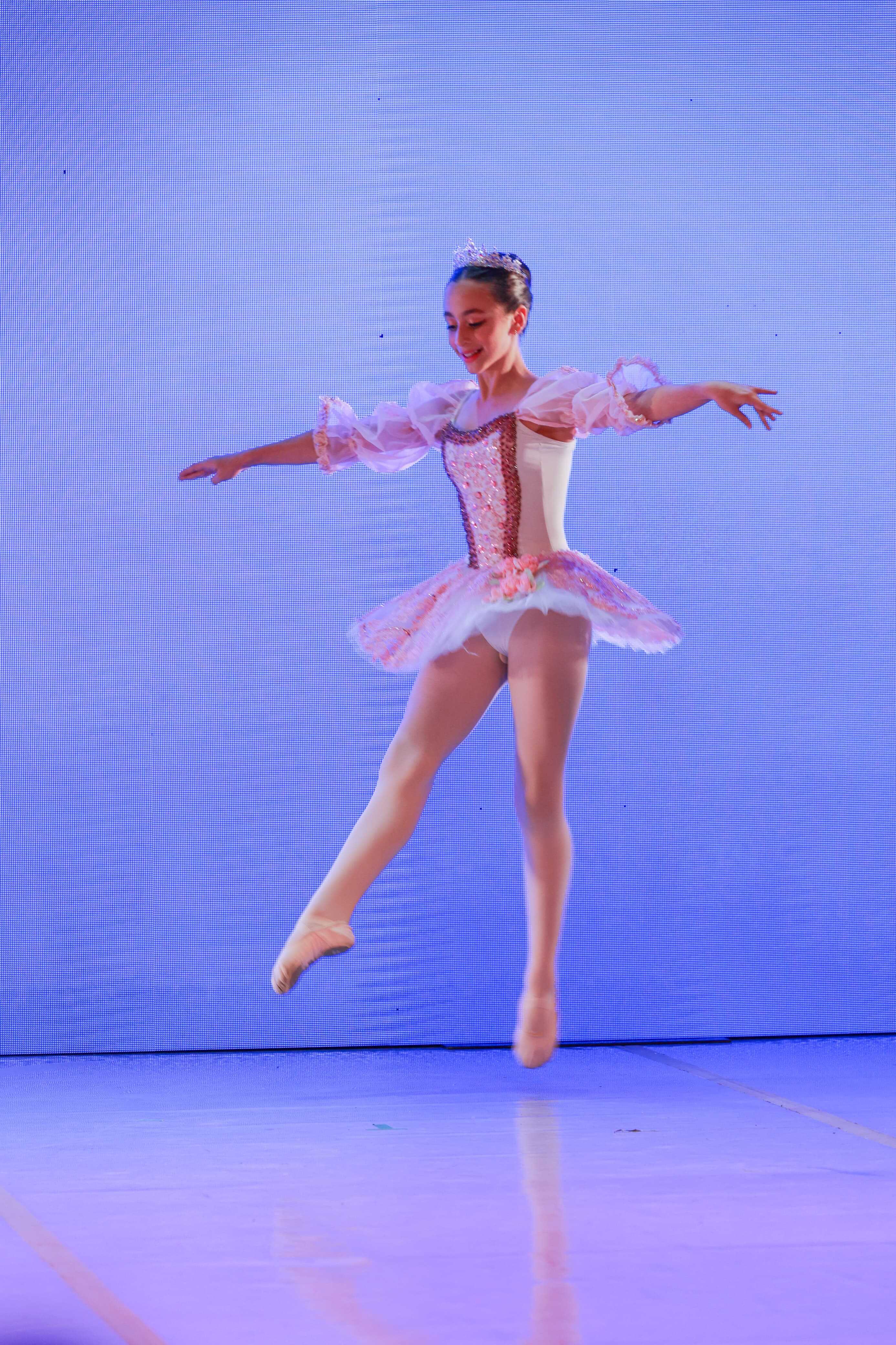 La joven Adriana María Dubocq interpretando la variación clásica Le corsaire (tercer acto) en la quinta edición de los Premios Eladia de Cuello, este viernes 9 de mayo de 2025.<br>