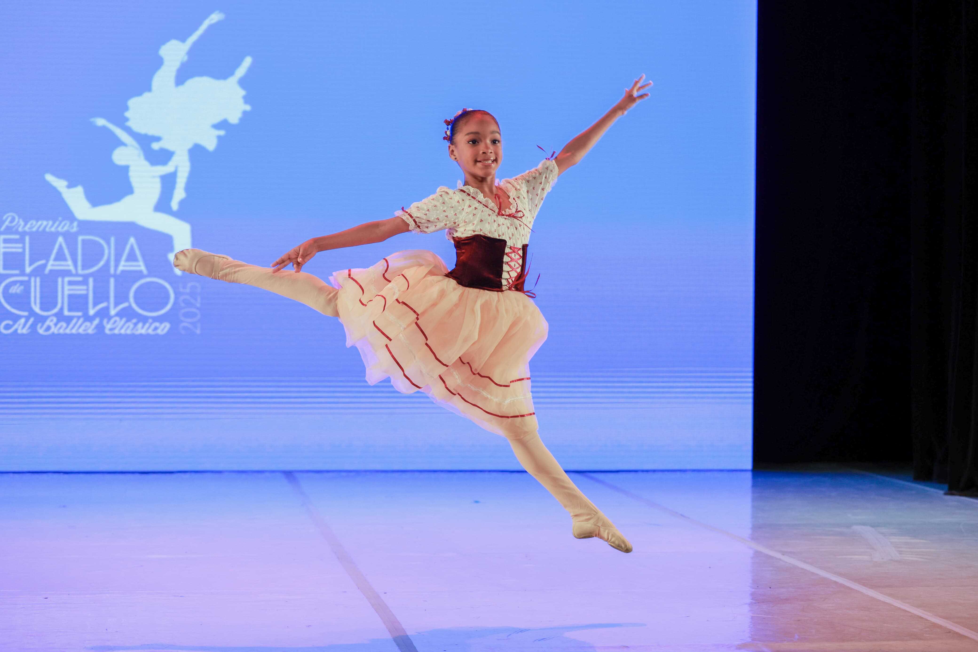 La joven Nashly Lisanny Salcedo interpretando la variación clásica de La fille mal gardée (segundo acto) en la quinta edición de los Premios Eladia de Cuello, este viernes 9 de mayo de 2025.