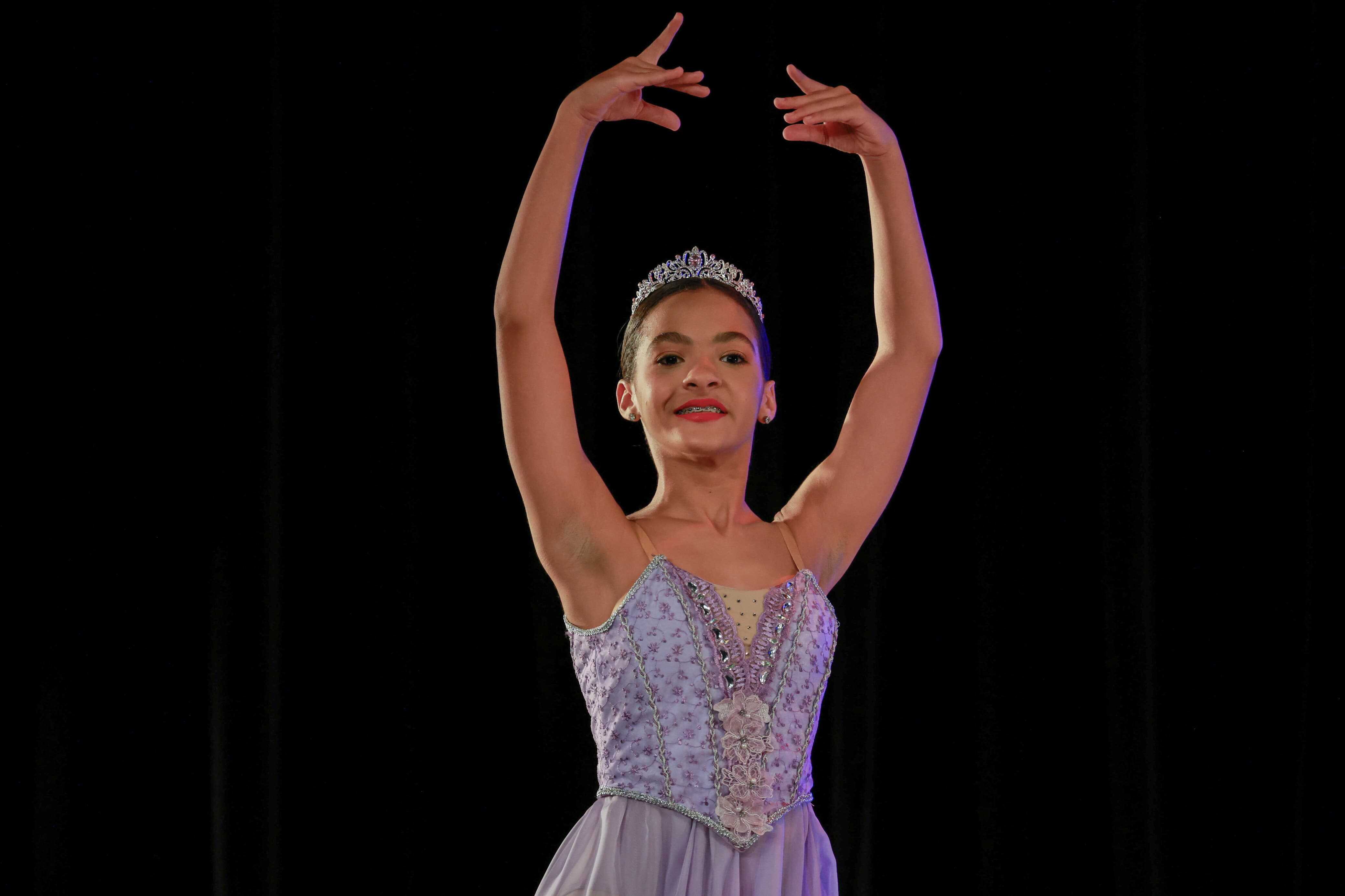 La joven Valeria Curiel interpretando la variación clásica de Medora, Le Corsaire en la quinta edición de los Premios Eladia de Cuello, este viernes 9 de mayo de 2025.<br>