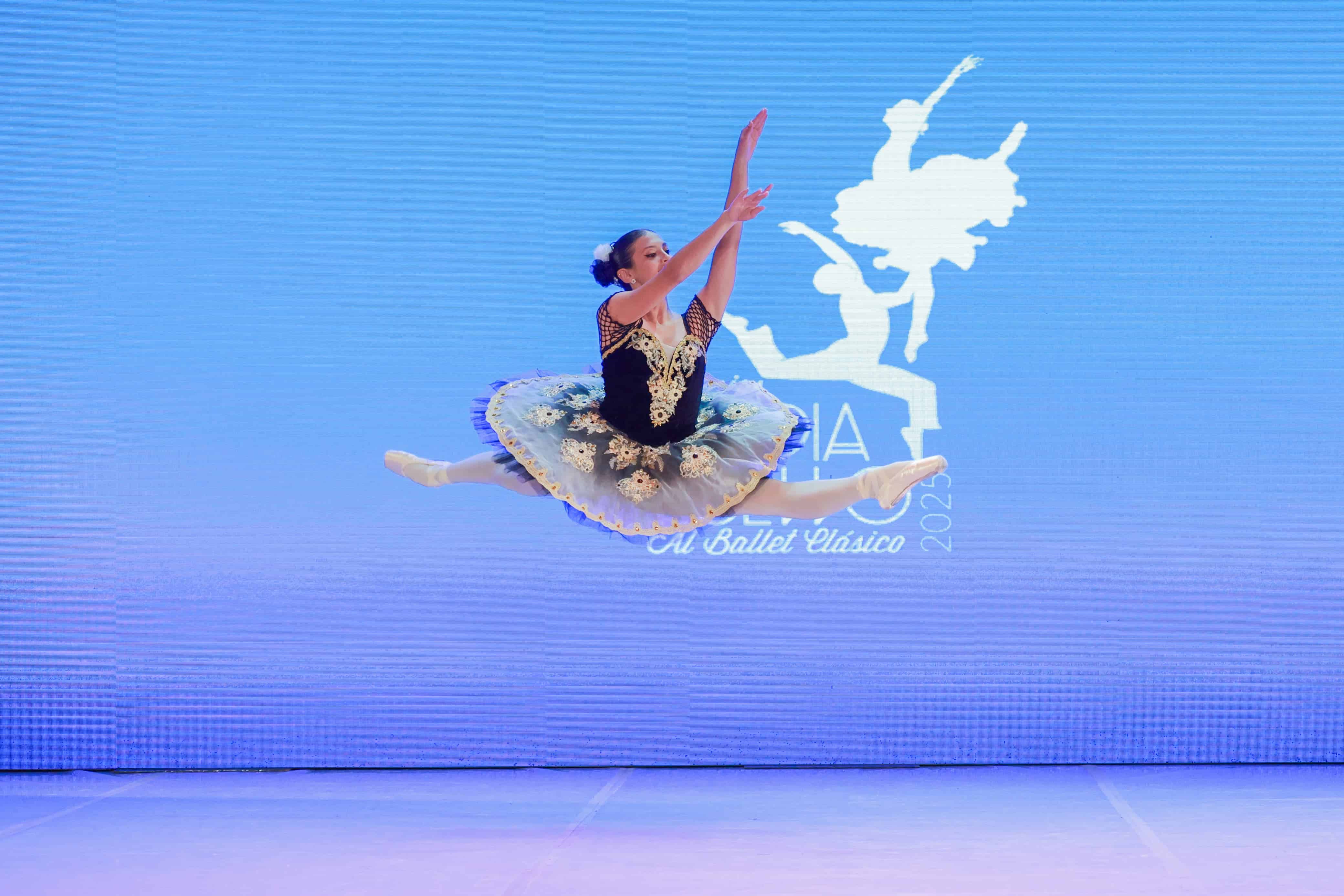 La joven Eliannie Machado  interpretando la variación clásica de Paquita en la quinta edición de los Premios Eladia de Cuello, este viernes 9 de mayo de 2025.<br>