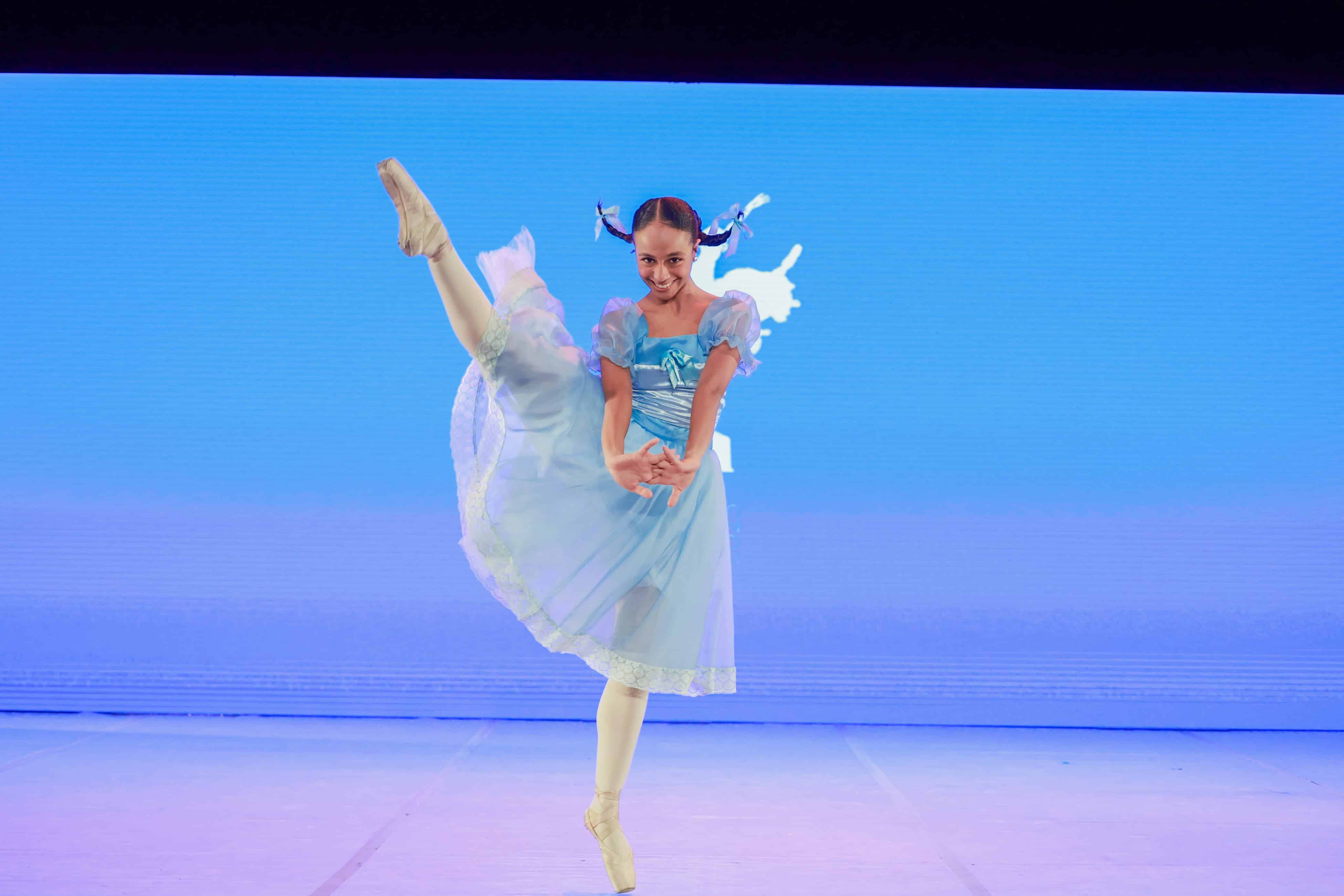 La joven Lía Ivelianny Vizcaíno interpretando la variación clásica de Baile de Graduados en la quinta edición de los Premios Eladia de Cuello, este viernes 9 de mayo de 2025.
