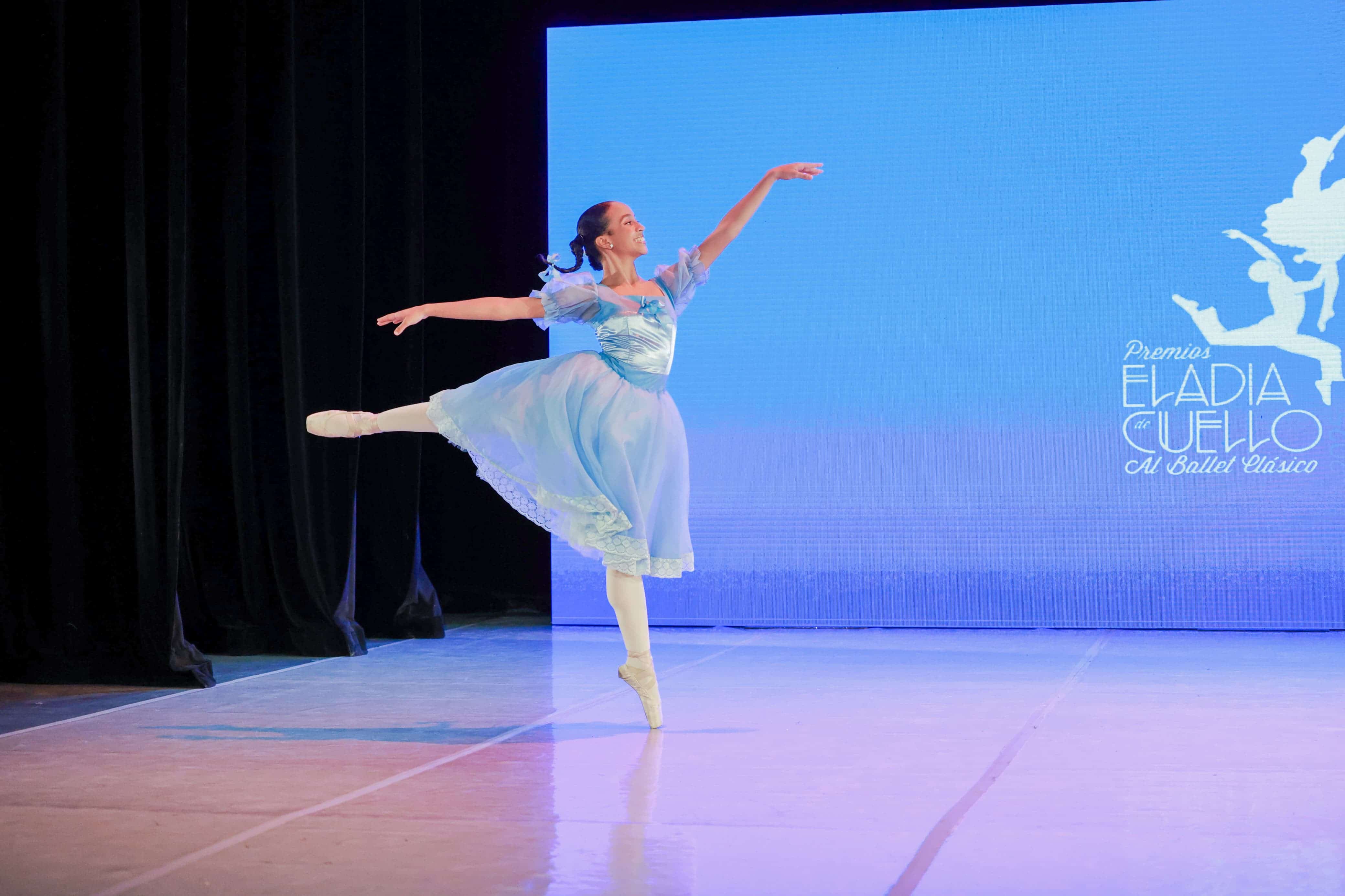 La joven Lía Ivelianny Vizcaíno interpretando la variación clásica de Baile de Graduados en la quinta edición de los Premios Eladia de Cuello, este viernes 9 de mayo de 2025.