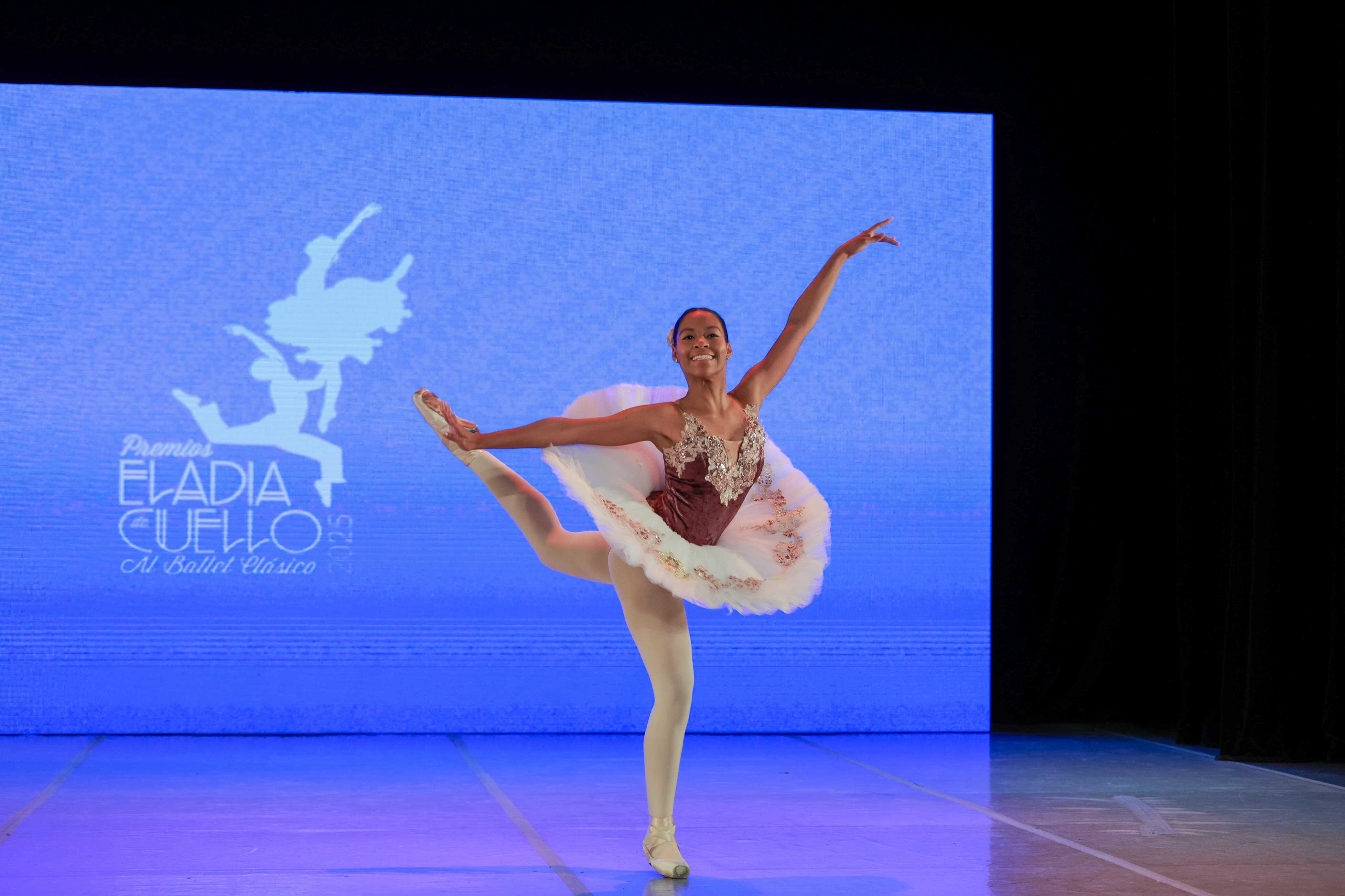 La joven Davianny Ogando interpretando la variación clásica de Paquita  en la quinta edición de los Premios Eladia de Cuello, este viernes 9 de mayo de 2025.