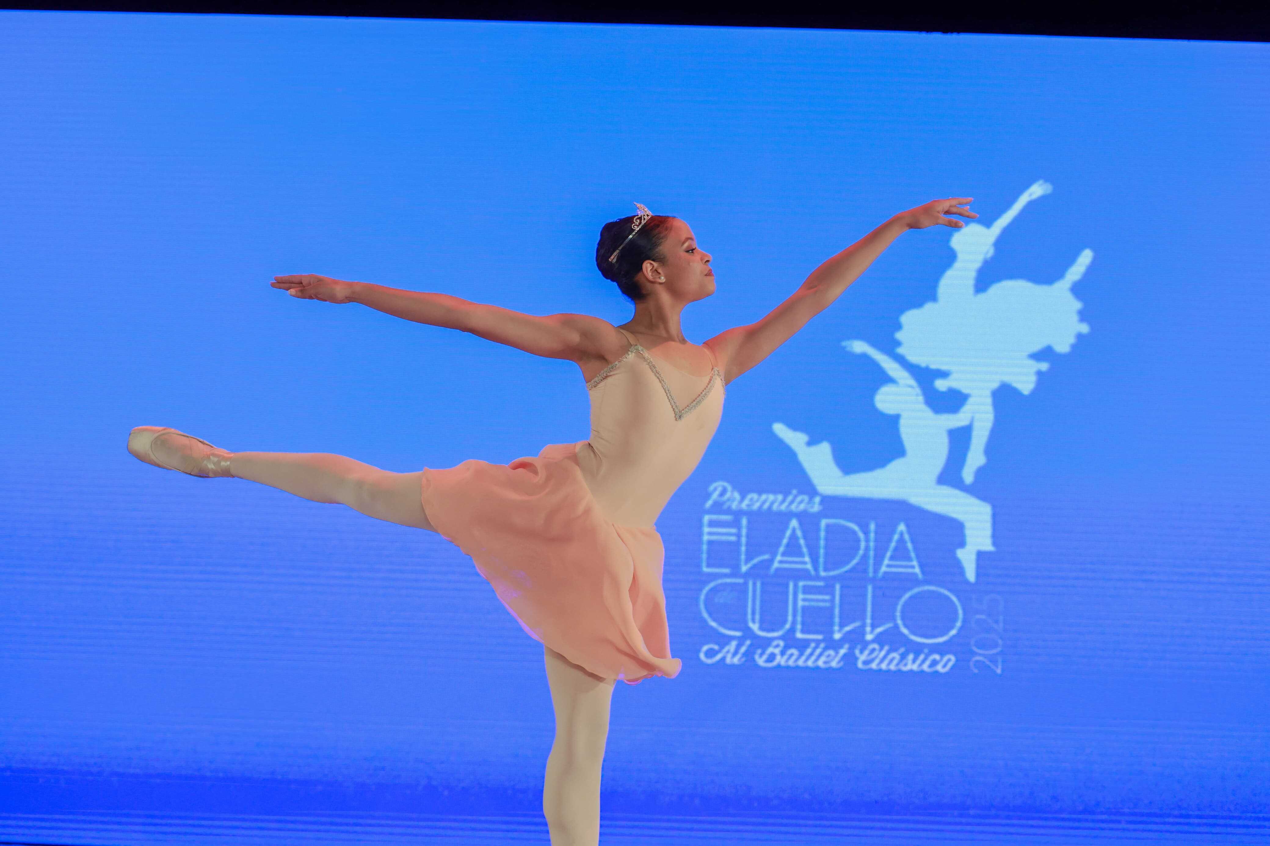 La joven Angie Marie Mercedes interpretando la variación clásica de Talismán en la quinta edición de los Premios Eladia de Cuello, este viernes 9 de mayo de 2025.