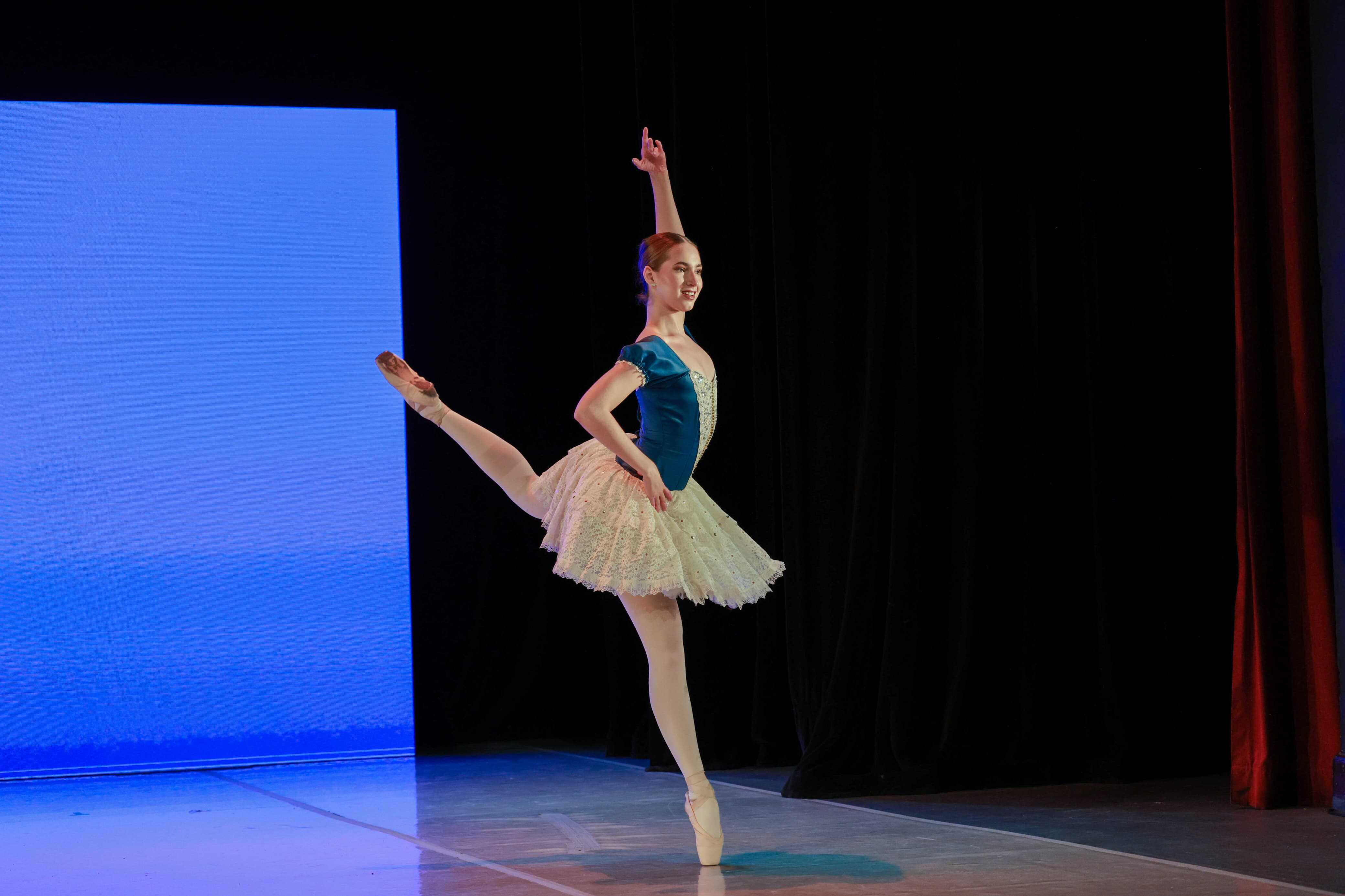 La joven Lia Victoria Siladi  interpretando la variación clásica de Paquita en la quinta edición de los Premios Eladia de Cuello, este viernes 9 de mayo de 2025.
