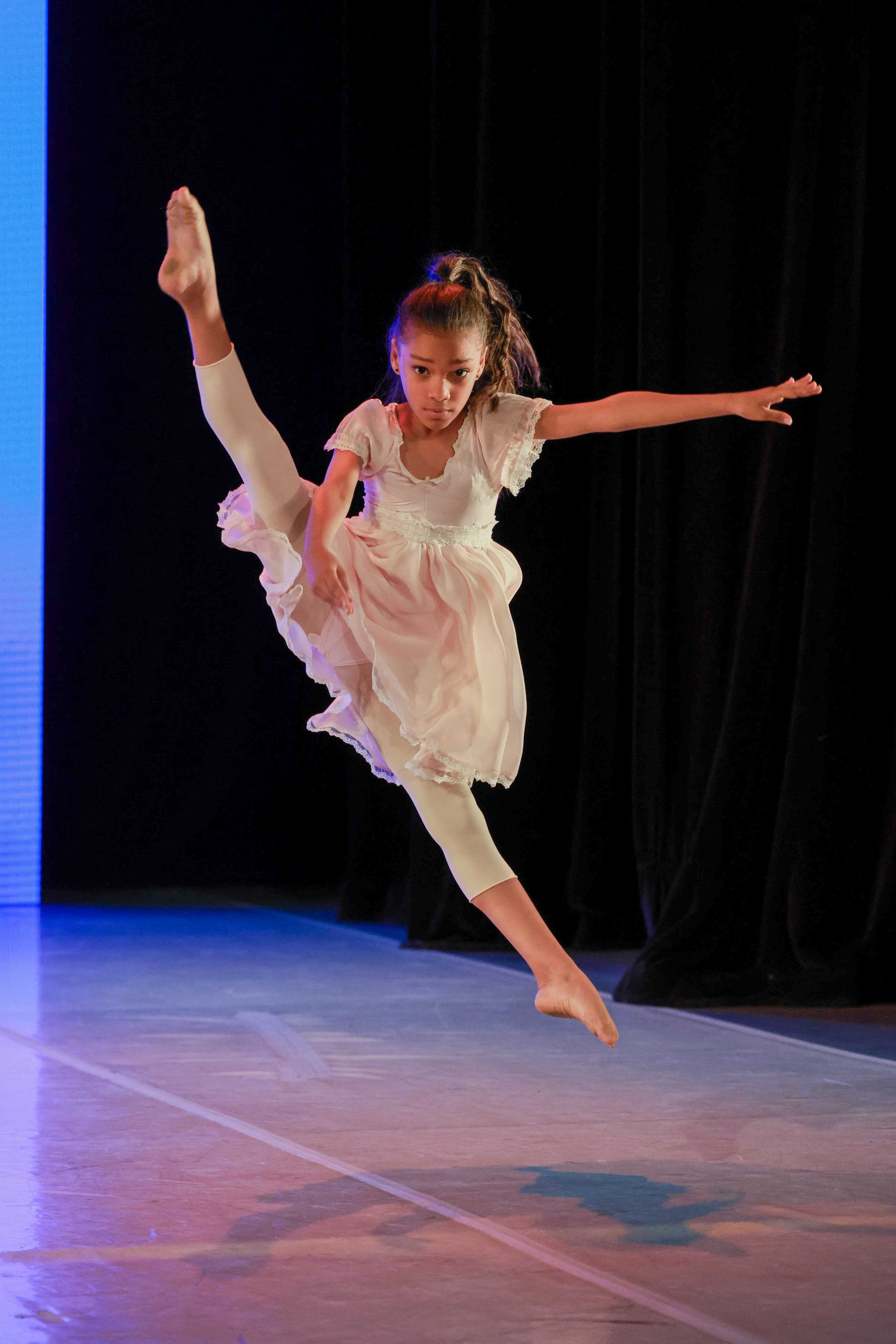 La joven Nashly Lisanny Salcedo interpretando la coreografía de danza contemporánea Ausencia en la quinta edición de los Premios Eladia de Cuello, este viernes 9 de mayo de 2025.