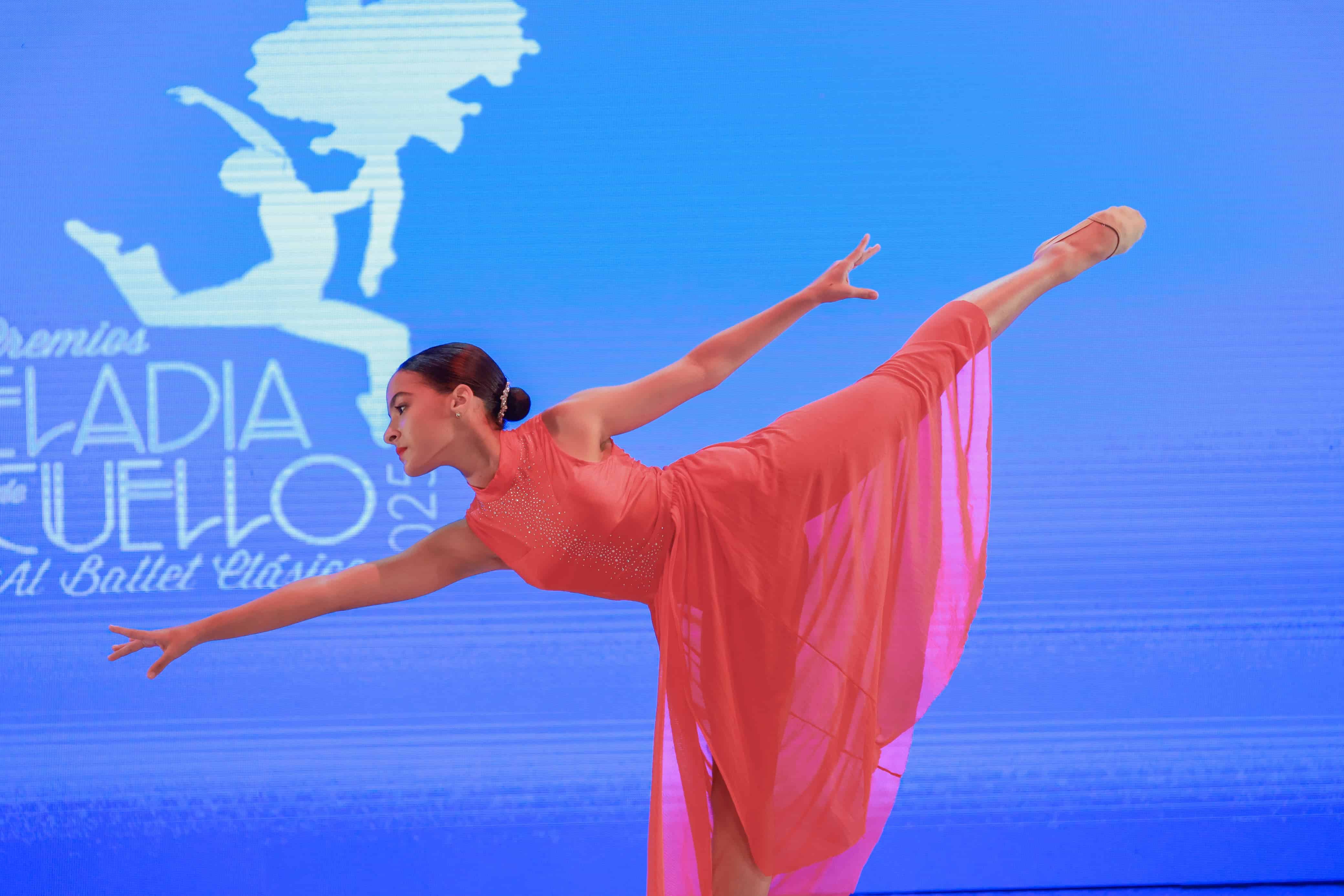 La joven Valeria Curiel interpretando la coreografía contemporánea Despertando en la quinta edición de los Premios Eladia de Cuello, este viernes 9 de mayo de 2025.