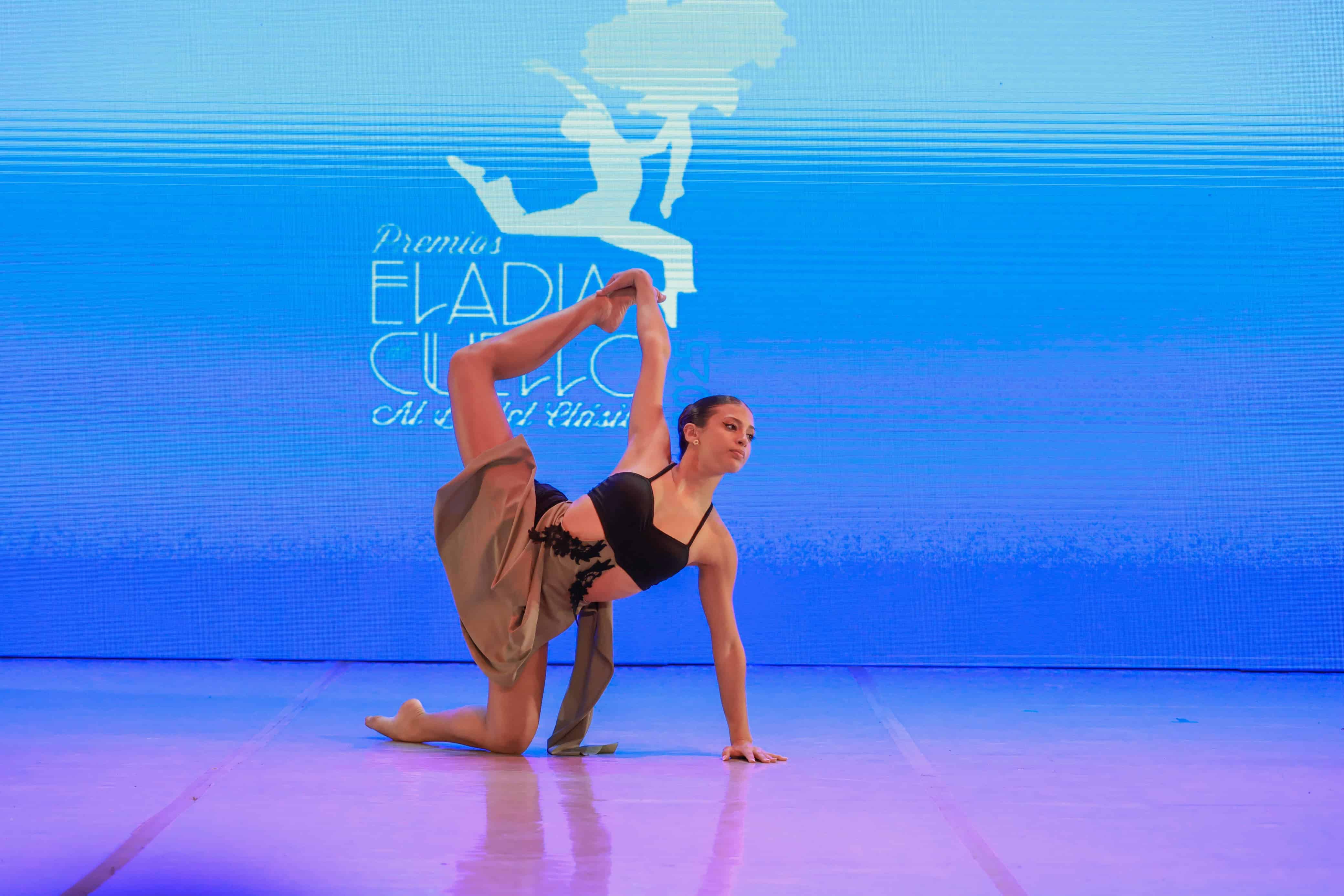 La joven Eliannie Machado interpretando la coreografía contemporánea Hope en la quinta edición de los Premios Eladia de Cuello, este viernes 9 de mayo de 2025.<br>
