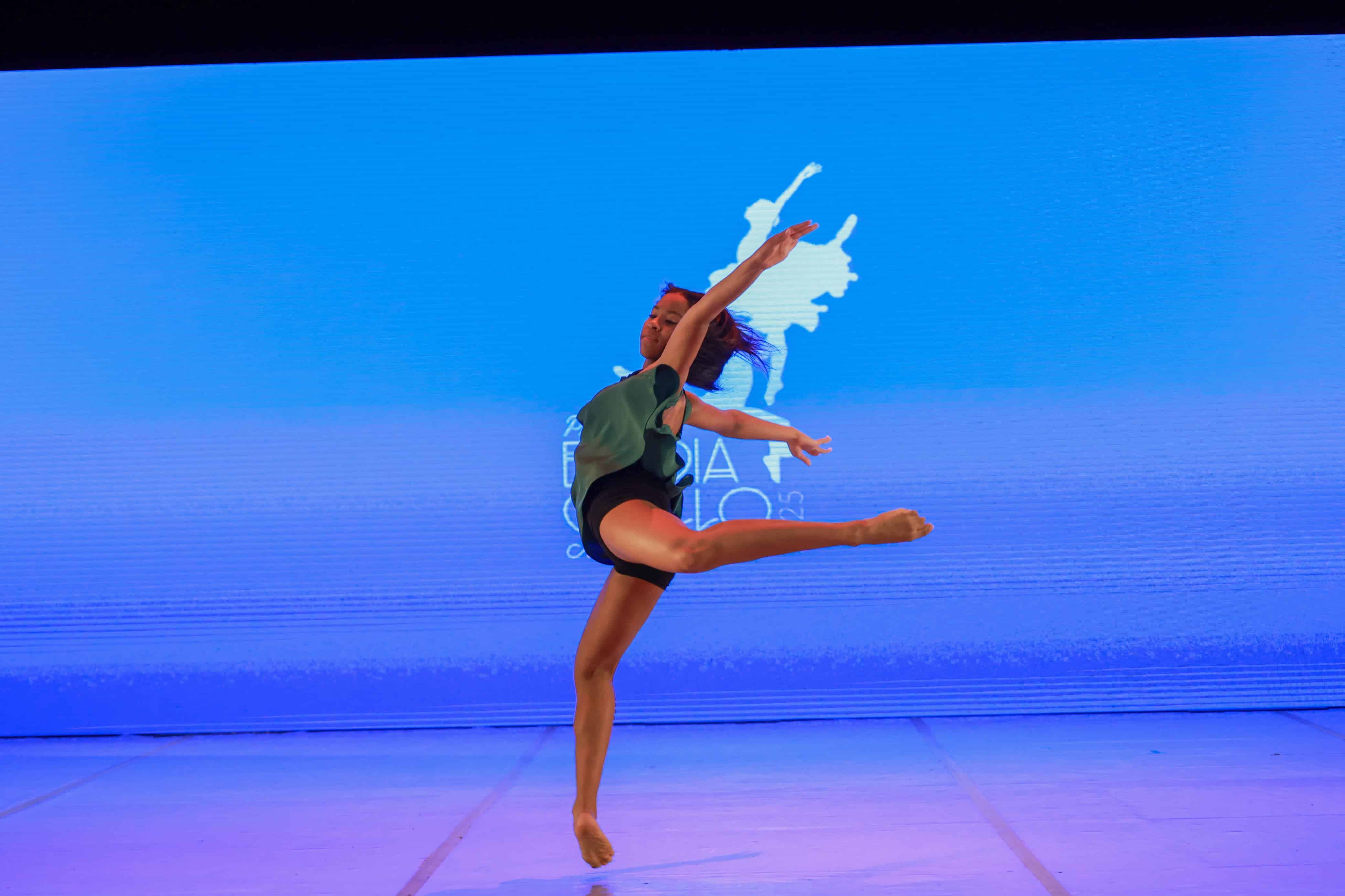 La joven Davianny Ogando  interpretando la coreografía contemporánea Hebra en la quinta edición de los Premios Eladia de Cuello, este viernes 9 de mayo de 2025.<br>