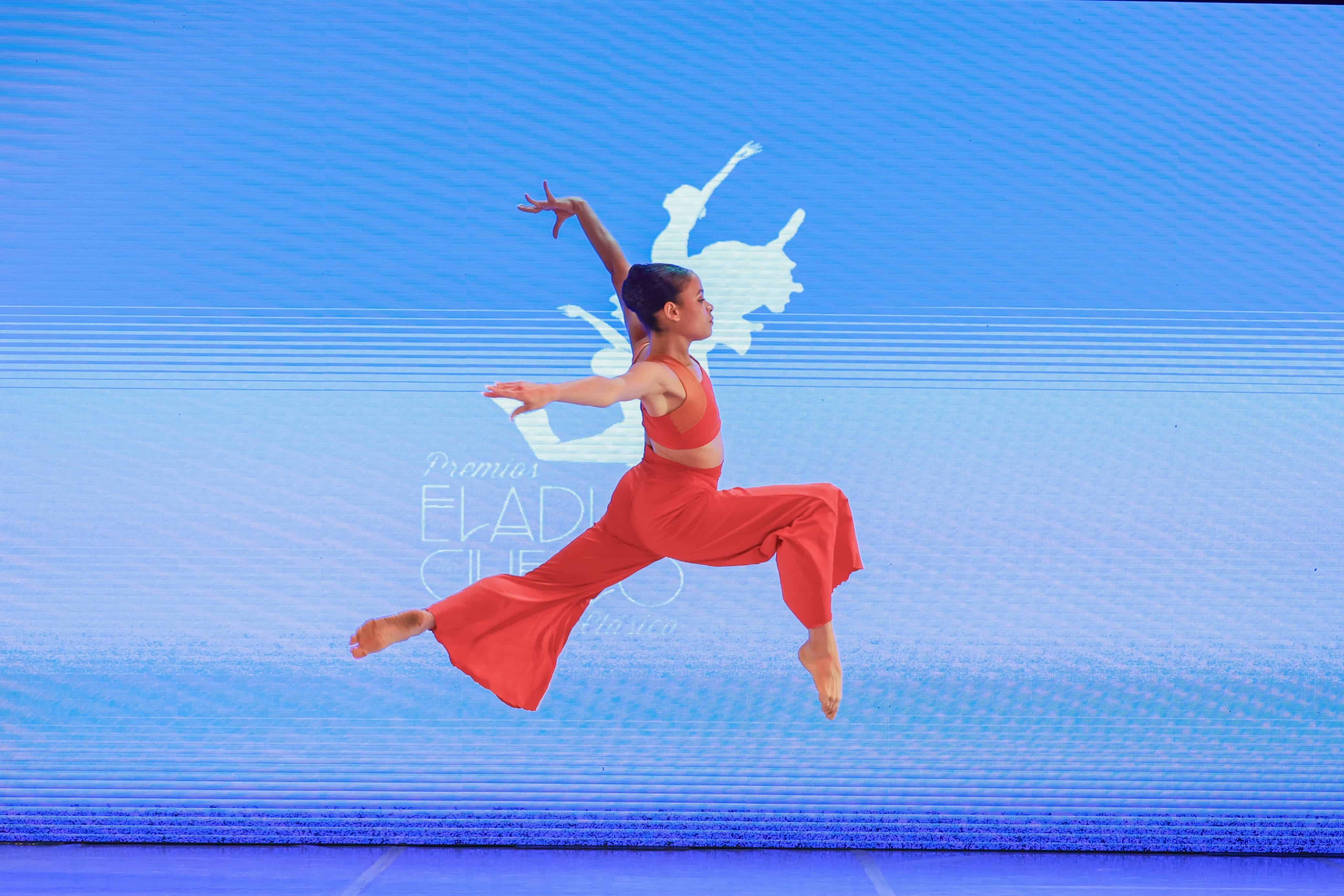 La joven Angie Marie Mercedes interpretando la coreografía contemporánea Renacimiento en la quinta edición de los Premios Eladia de Cuello, este viernes 9 de mayo de 2025.<br>