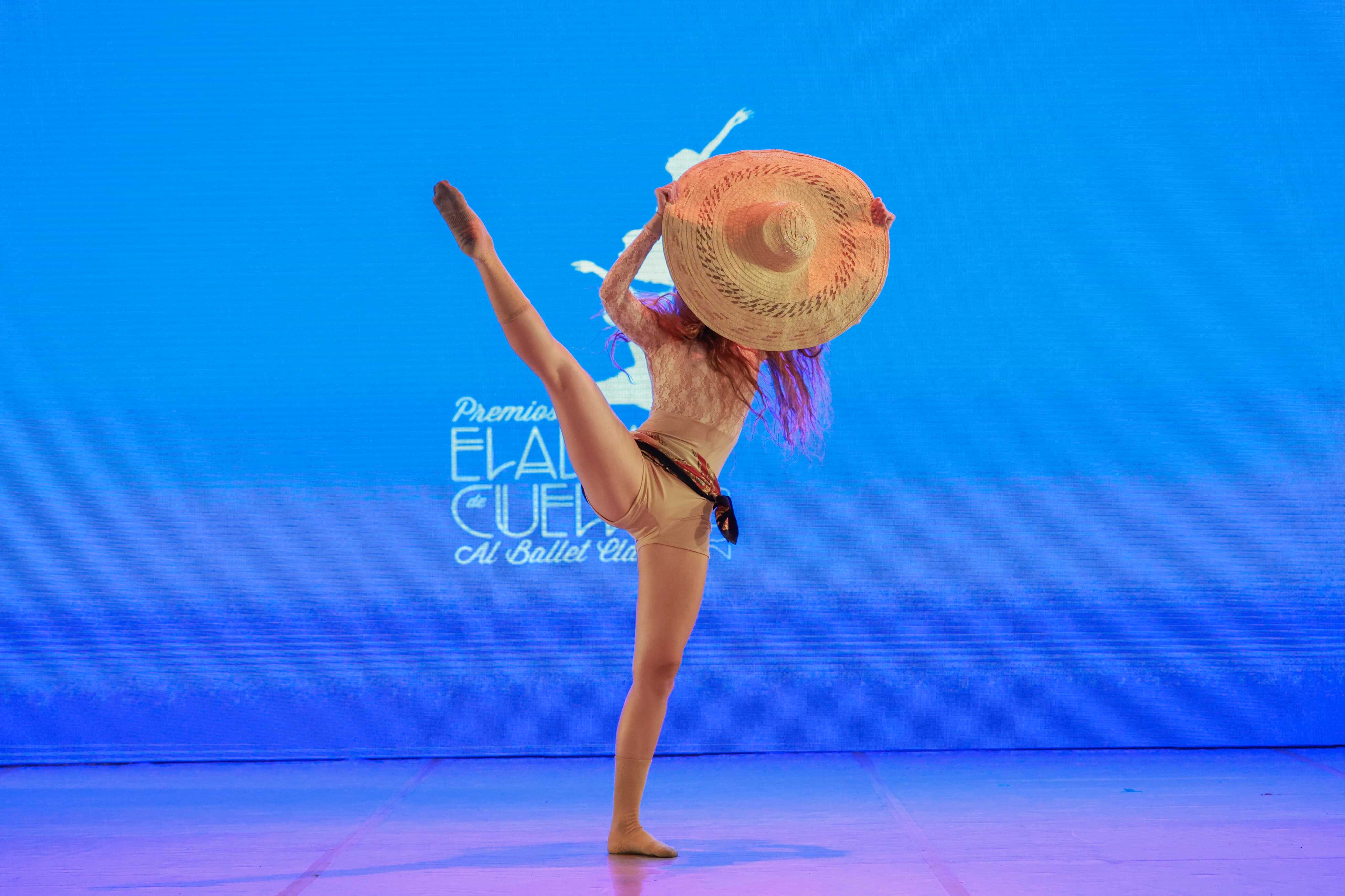 La joven Lia Victoria Siladi interpretando la coreografía Del cañaveral contemporánea en la quinta edición de los Premios Eladia de Cuello, este viernes 9 de mayo de 2025.<br>