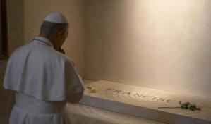 León XIV, humilde siervo de Dios, visita la tumba de Francisco