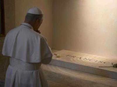 El papa León XIV visita la tumba de Francisco