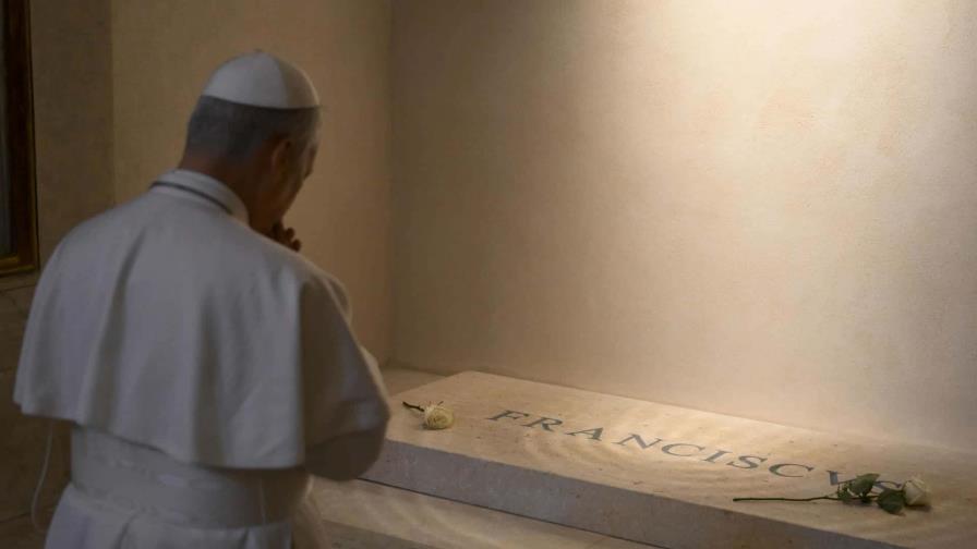 León XIV, humilde siervo de Dios, visita la tumba de Francisco León XIV, humilde siervo de Dios, visita la tumba de Francisco