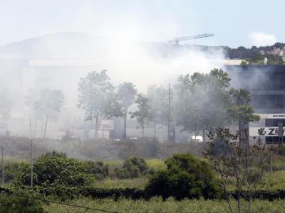 España: nube tóxica por un incendio obligó a confinar a miles