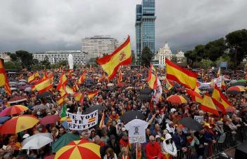 Miles de personas piden en Madrid la dimisión de Pedro Sánchez