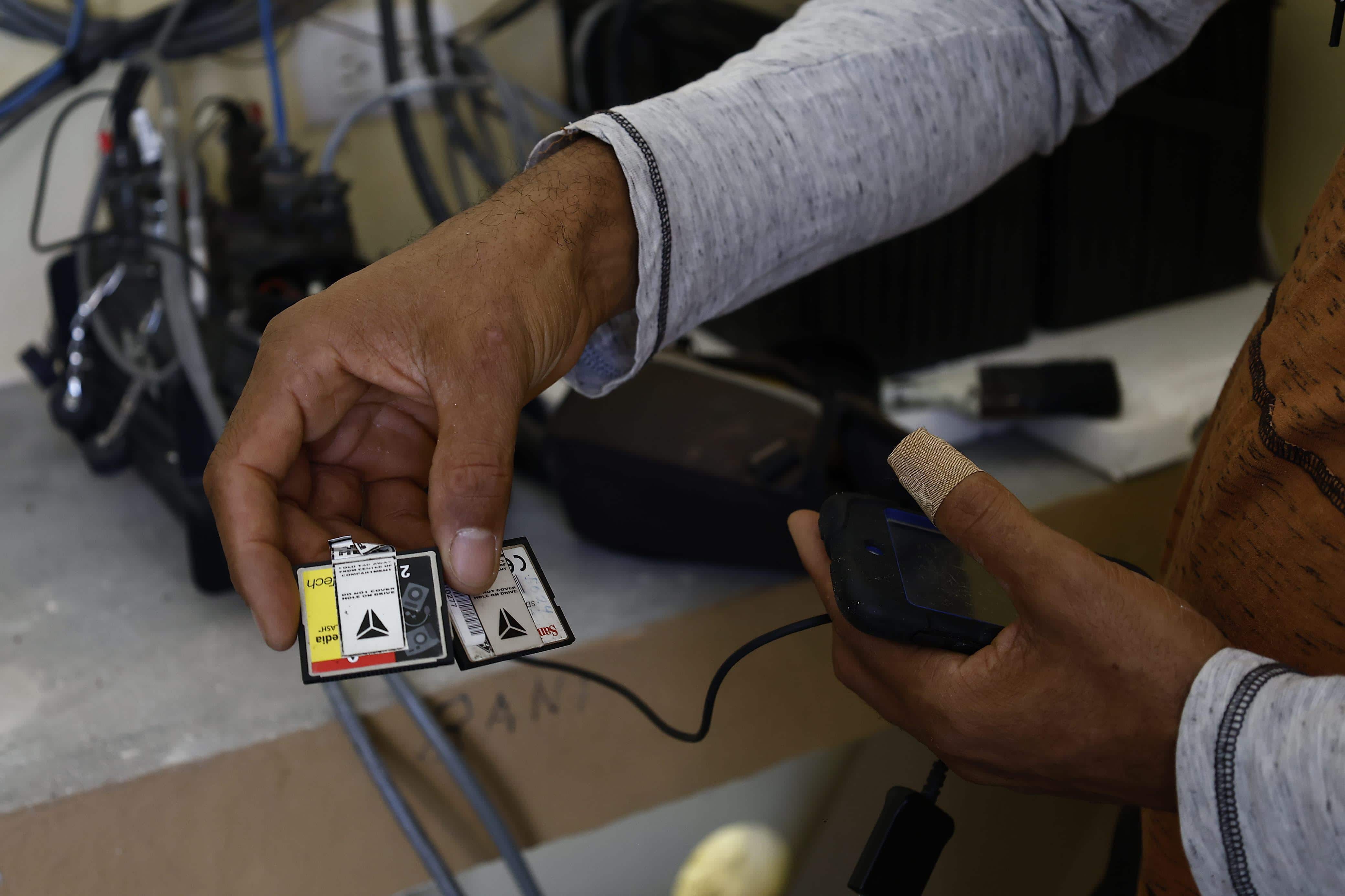 Tarjetas de memoria que guardan los datos sísmicos.