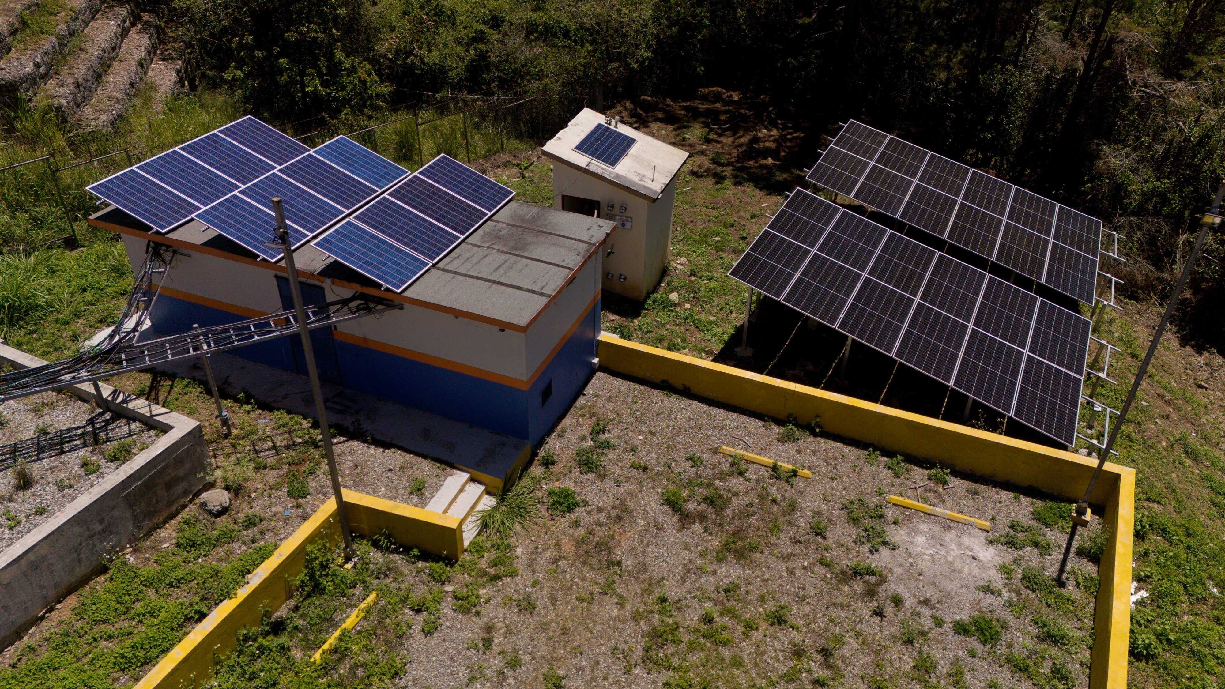 Los paneles solares, a la derecha, y la pequeña caseta de la estación sísmica al lado.